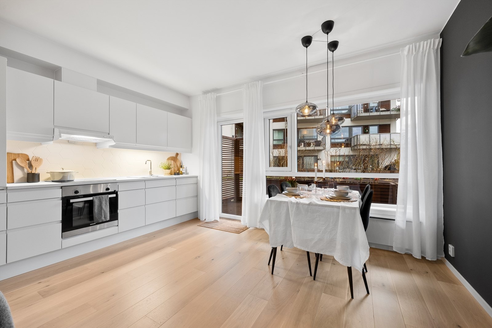 Stuens utforming sørger for gode naturlige soner, samtidig som den flotte en-stavs parketten sørger for et helhetlig uttrykk. Galleribilde