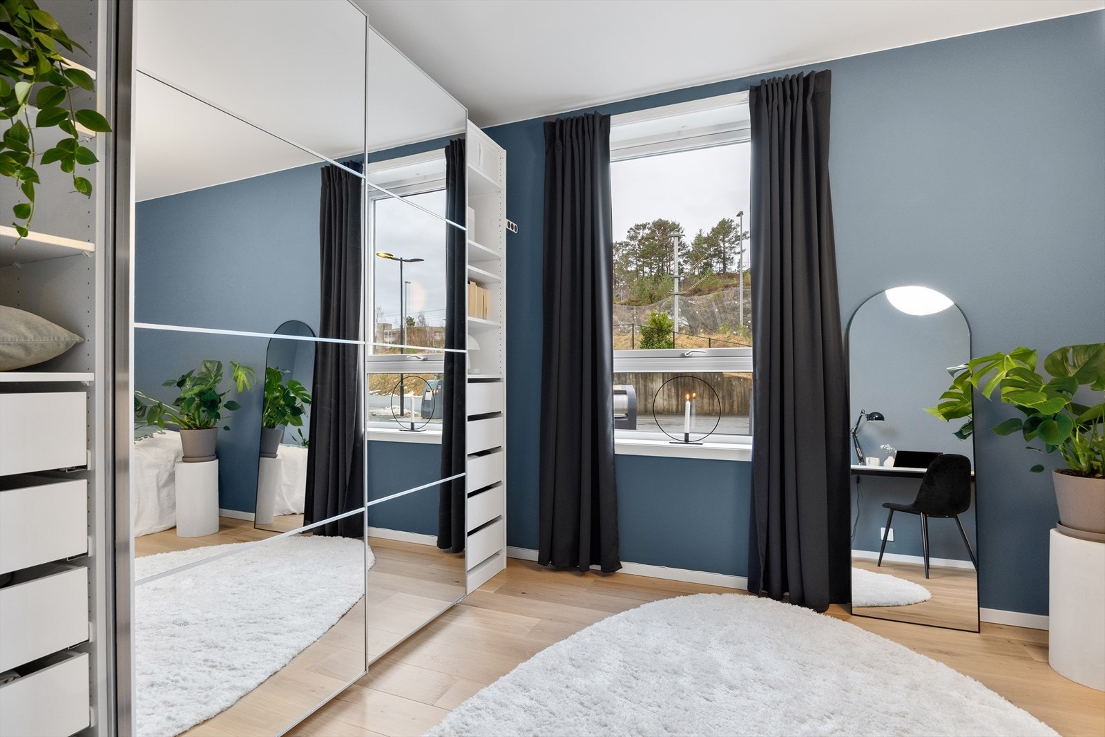 En stor skyvedørsgarderobe sørger for godt med oppbevaring. Garderobeskapene er levert av IKEA (Pax). Galleribilde