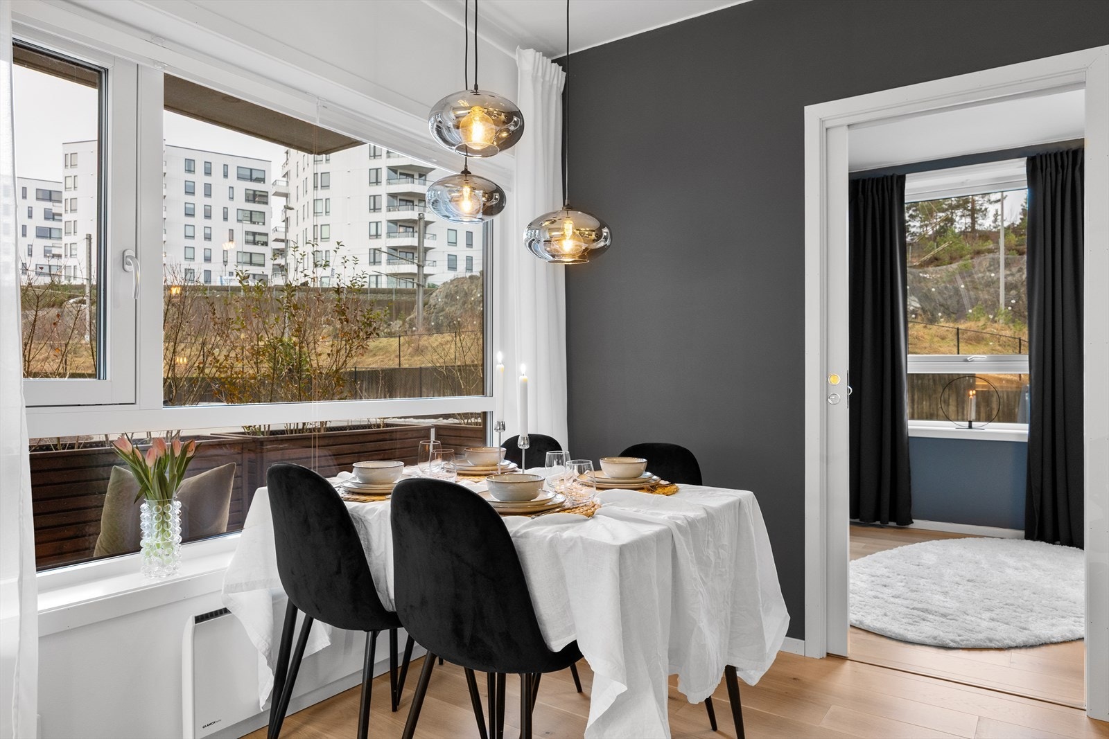 Fra stuen er det videre tilkomst til leilighetens soverom. Galleribilde