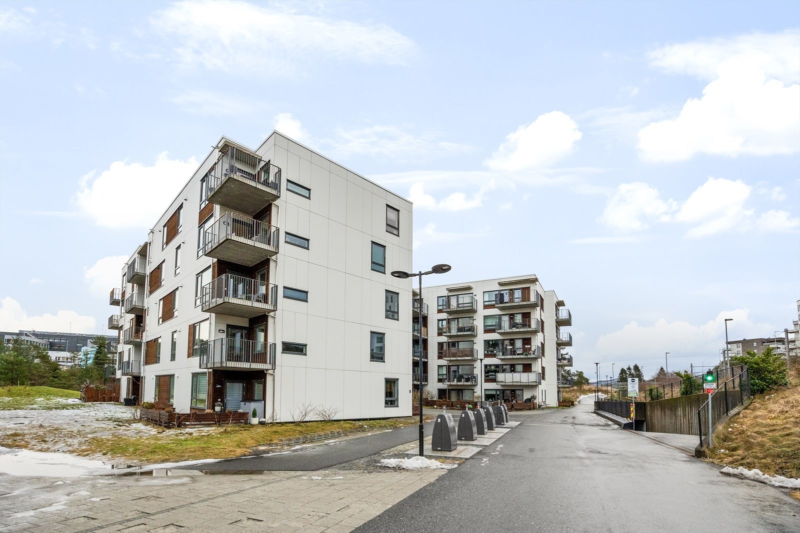 Fasade med nedkjøring til garasje. Galleribilde