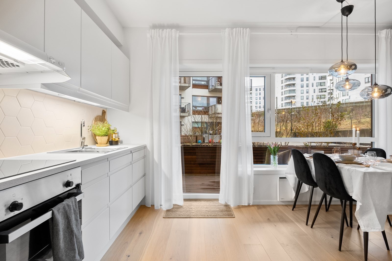 Stuen har store vindusflater som sørger for godt lysinnslipp, samt utgang til en koselig terrasse på ca. 8 kvm. Galleribilde