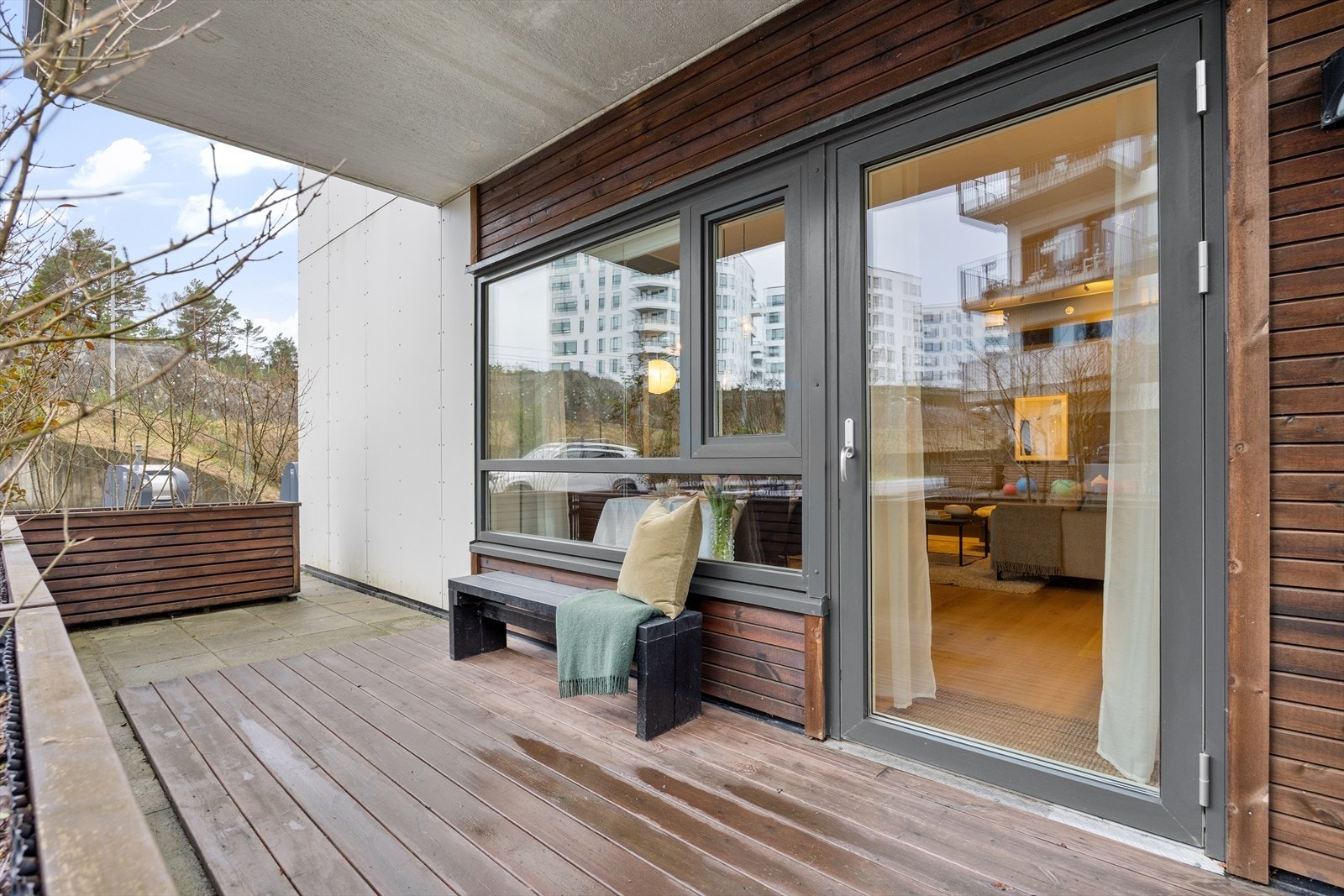 På leilighetens terrasse kan du nye solen fra ca. kl 12.00 til 20.00 midtsommer. Galleribilde