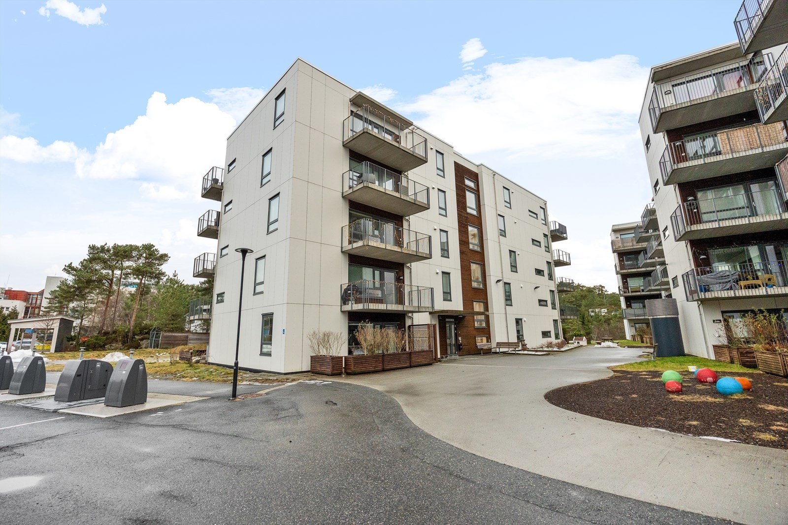 Leiligheten ligger i byggets første etasje med trappefri tilkomst. Galleribilde