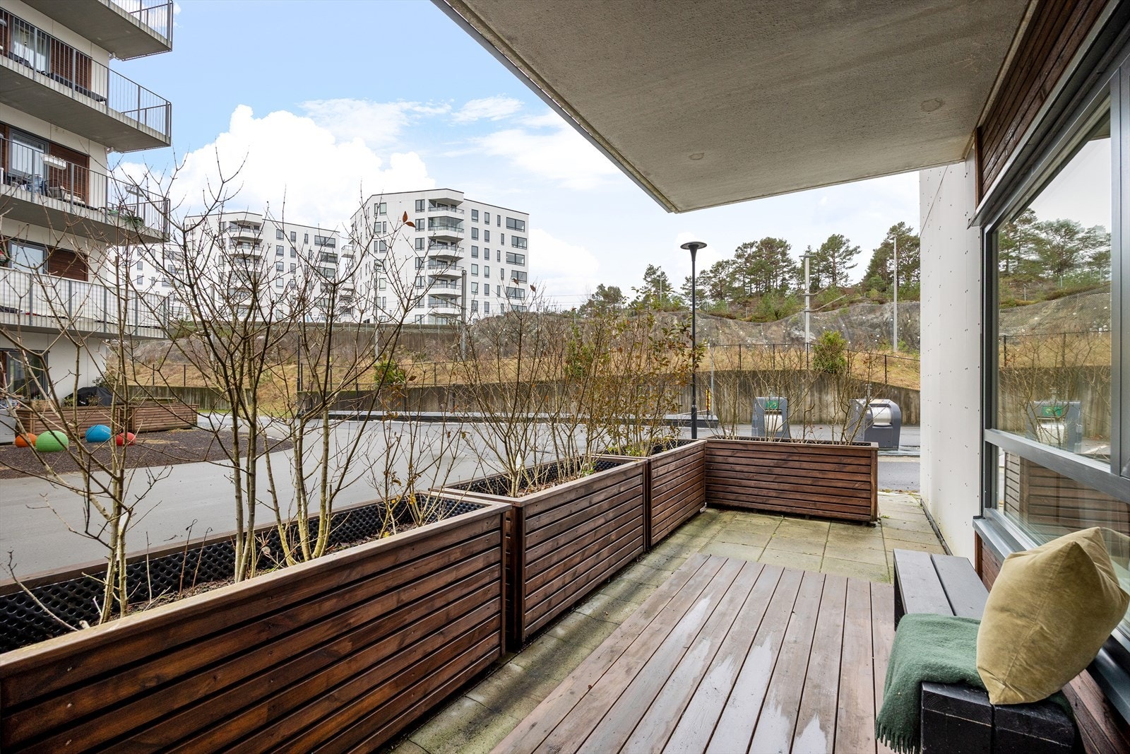 Blomsterkassene sørger for å gjøre terrassen med privat og kan gjøre området til en grønn oase! Her kan grønne fingre florere. Galleribilde