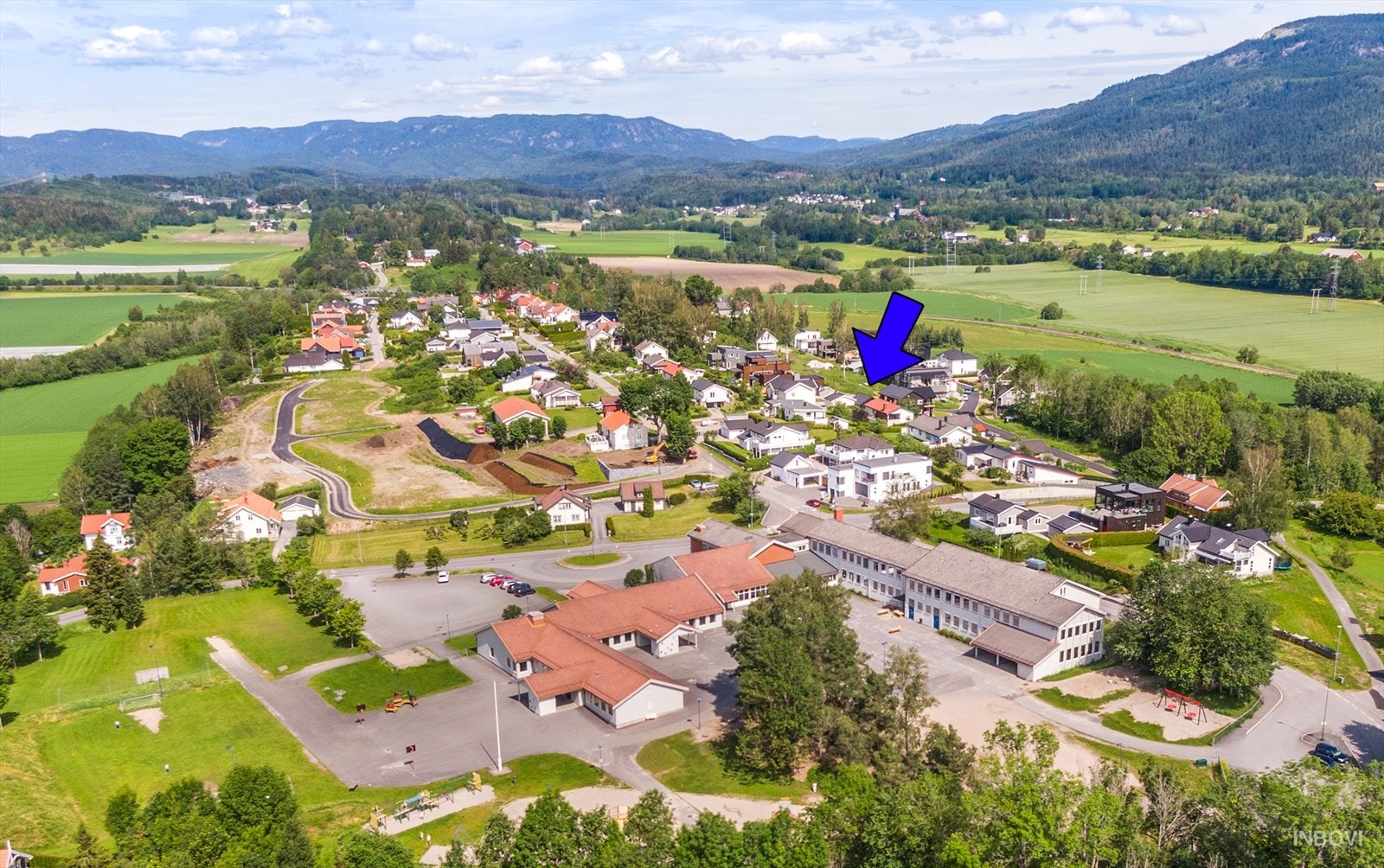 Venstøplia 21 er del av nyere barnevennlig tomtefelt som ligger solrikt og landlig til bare ca 4 km nord for Skiens sentrumsgater. Galleribilde