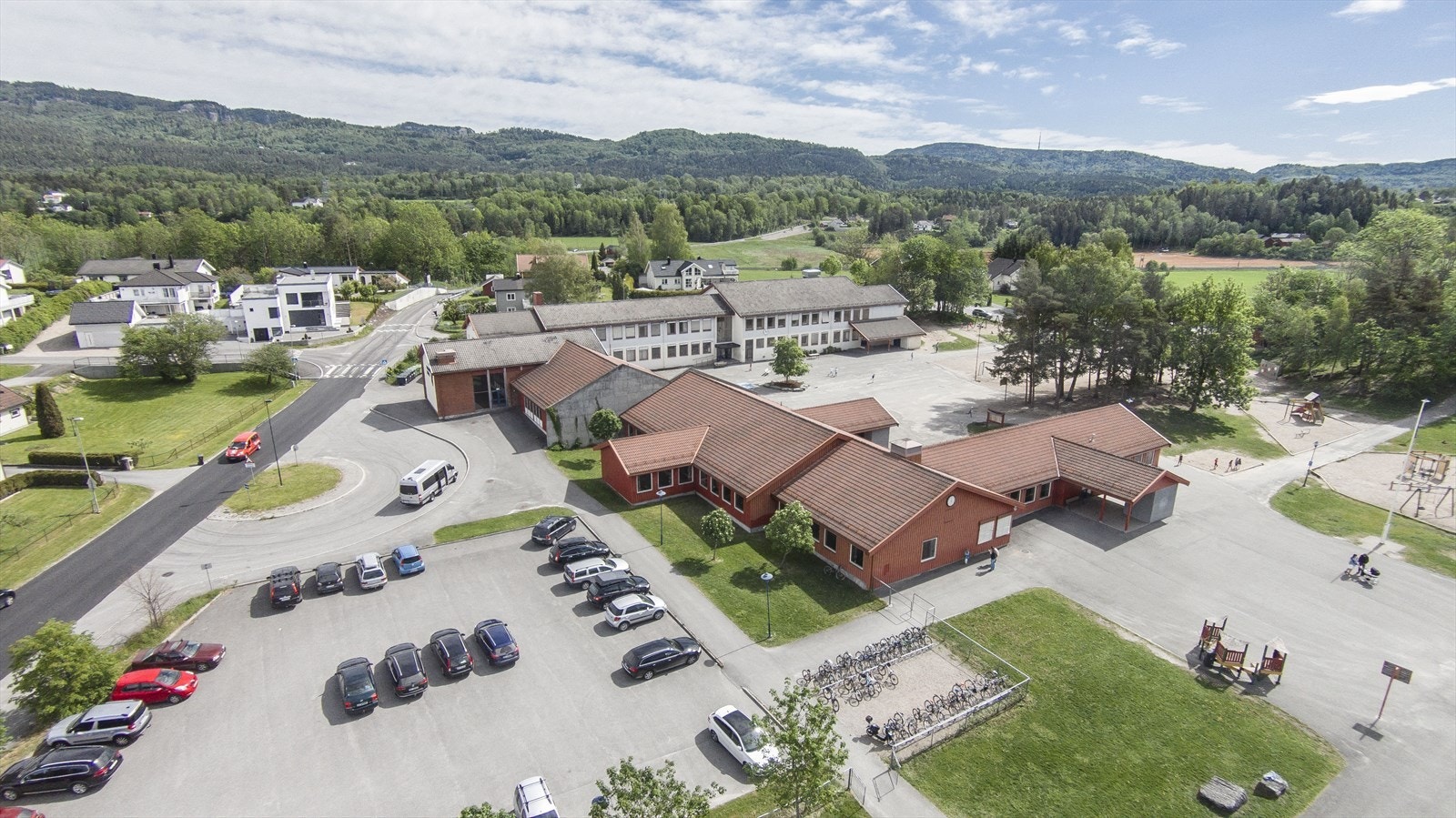 Det er gangavstand til Venstøp skole og barnehage området rundt er etablert og barnevennlig. Galleribilde