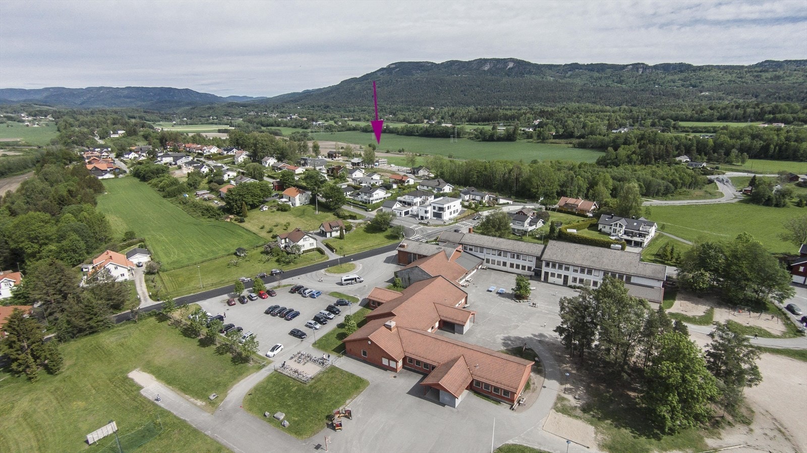 Eiendommen har en høytliggende og skrånende tomt på ca. 625 kvm med naturlig vegetasjon, og flott utsikt over kulturlandskapet rundt. Galleribilde