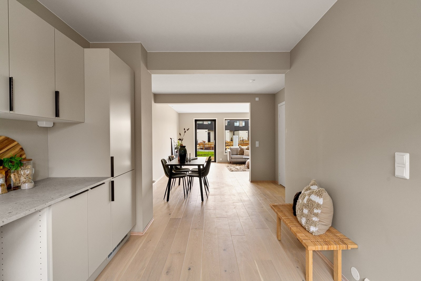 Lys og romslig gjennomgående med moderne uttrykk og slette vegger, perfekt for både hverdag og gjestemottak. Galleribilde