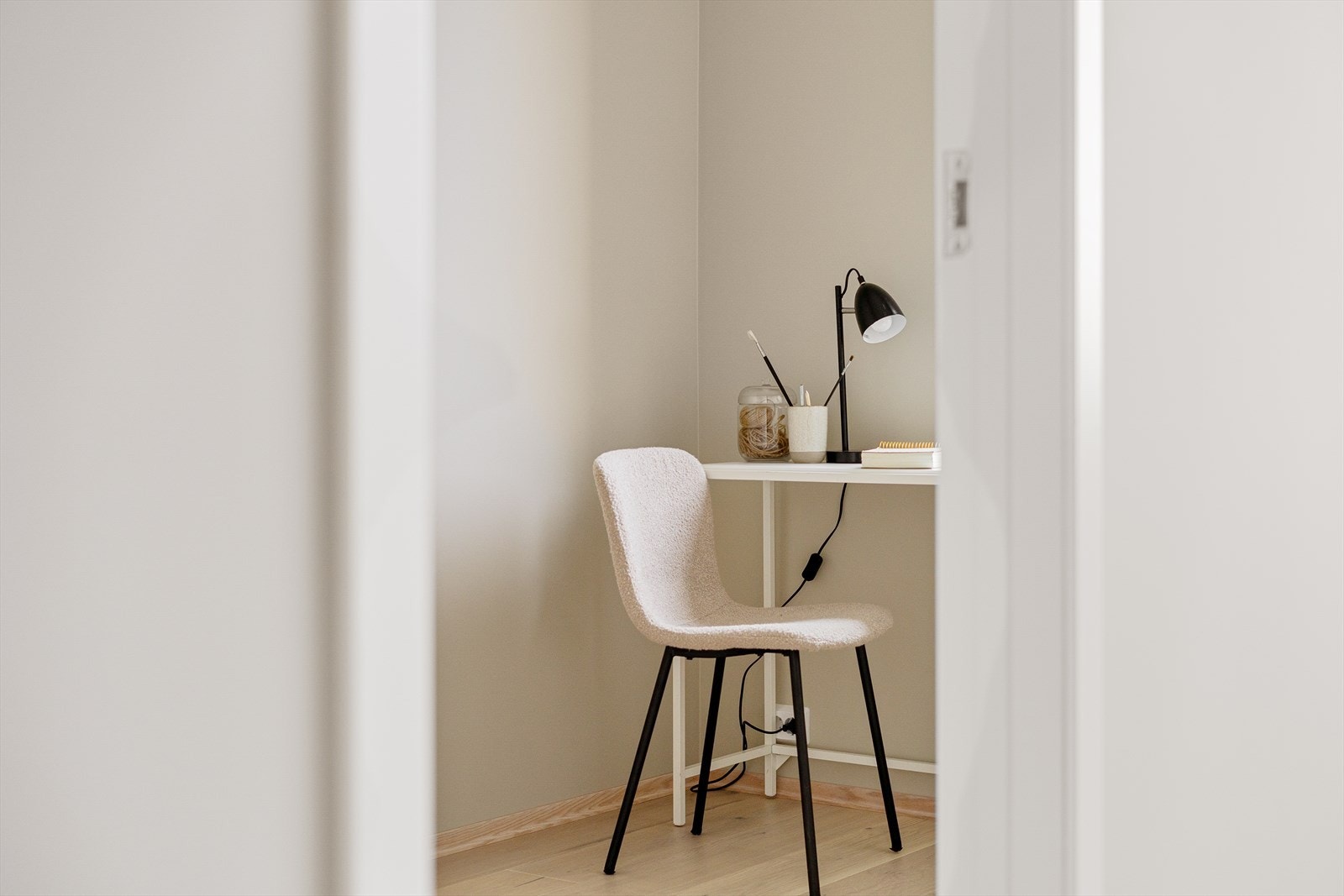 Lyst og innbydende rom med en rolig atmosfære, perfekt for hjemmekontor eller kreativt arbeid. Galleribilde