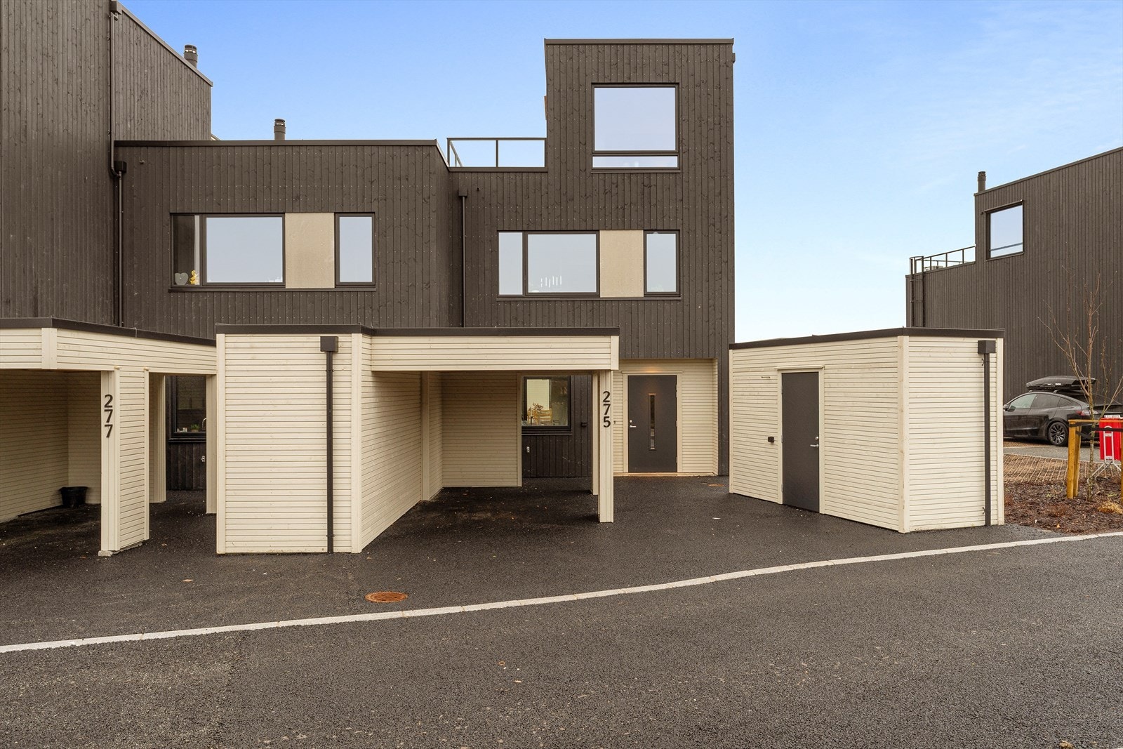 Enderekkehus med god standard, carport og utvendig sportsbod Galleribilde