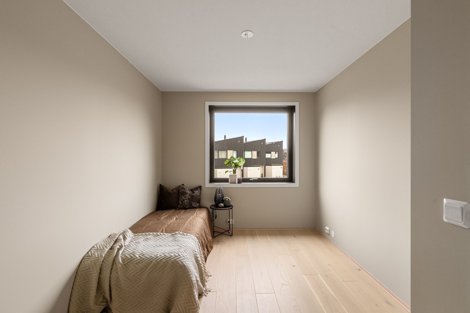 Lyst og innbydende rom med nøytrale farger, stort vindu som slipper inn mye naturlig lys. Perfekt som barnerom eller gjesterom. Galleribilde