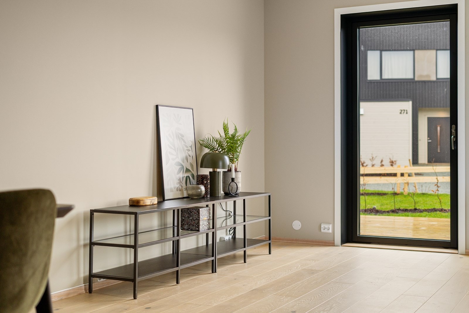 Lys og moderne stue med store vinduer som slipper inn naturlig lys og gir en romslig følelse. Galleribilde