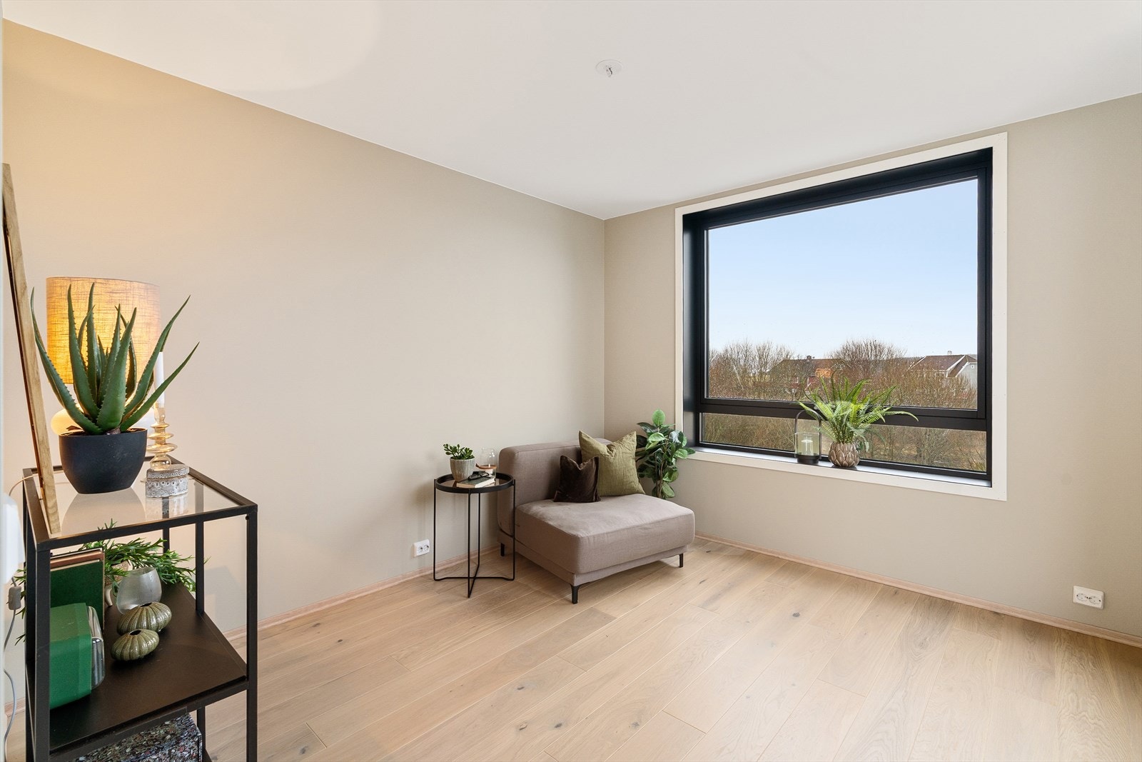 Lys og innbydende loftstue med store vinduer som gir rikelig med naturlig lys og en flott utsyn. Galleribilde