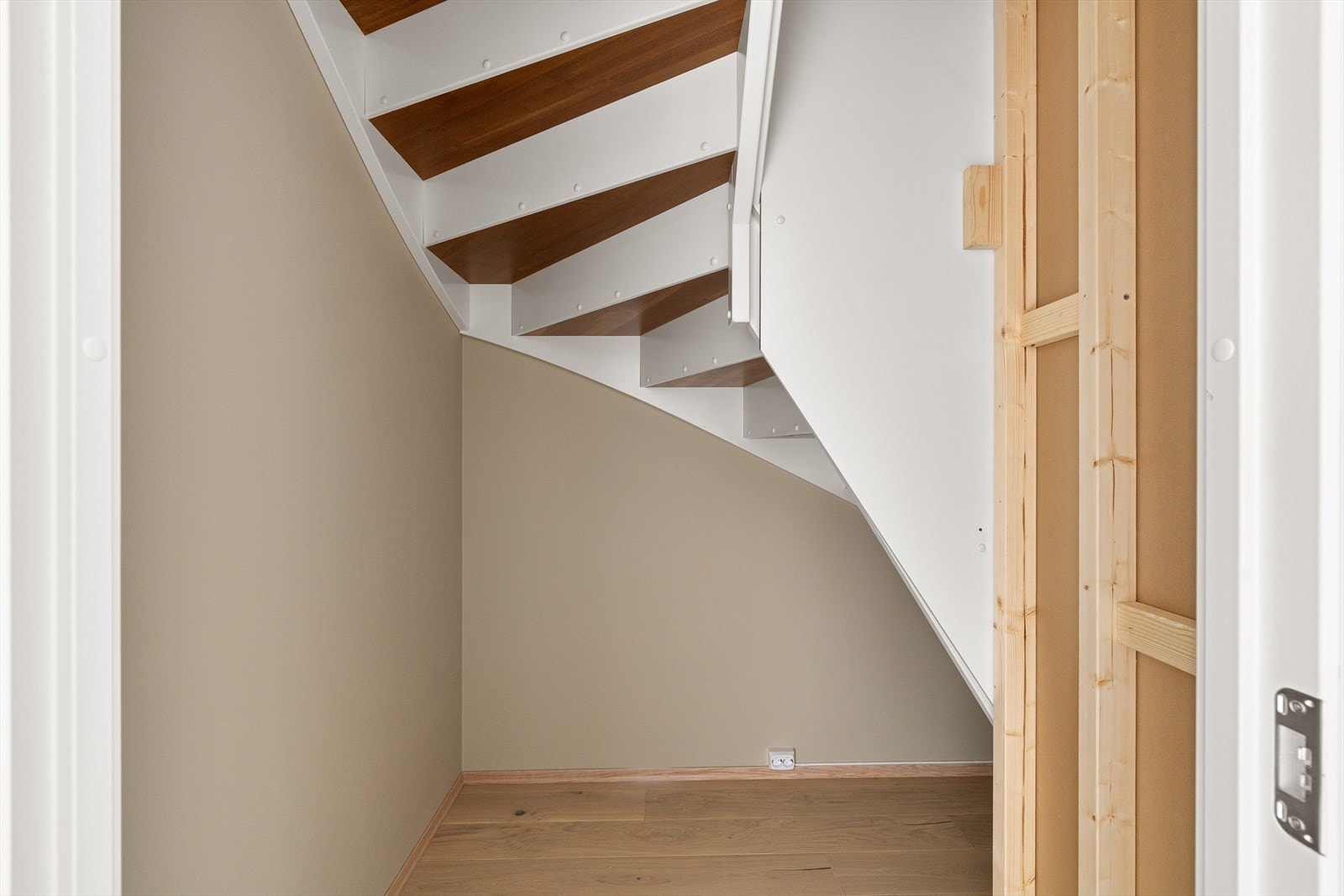 Oppbevaringsplass under trappen gir ekstra rom for organisering og effektiv bruk av boligens areal. Praktisk og funksjonelt. Galleribilde