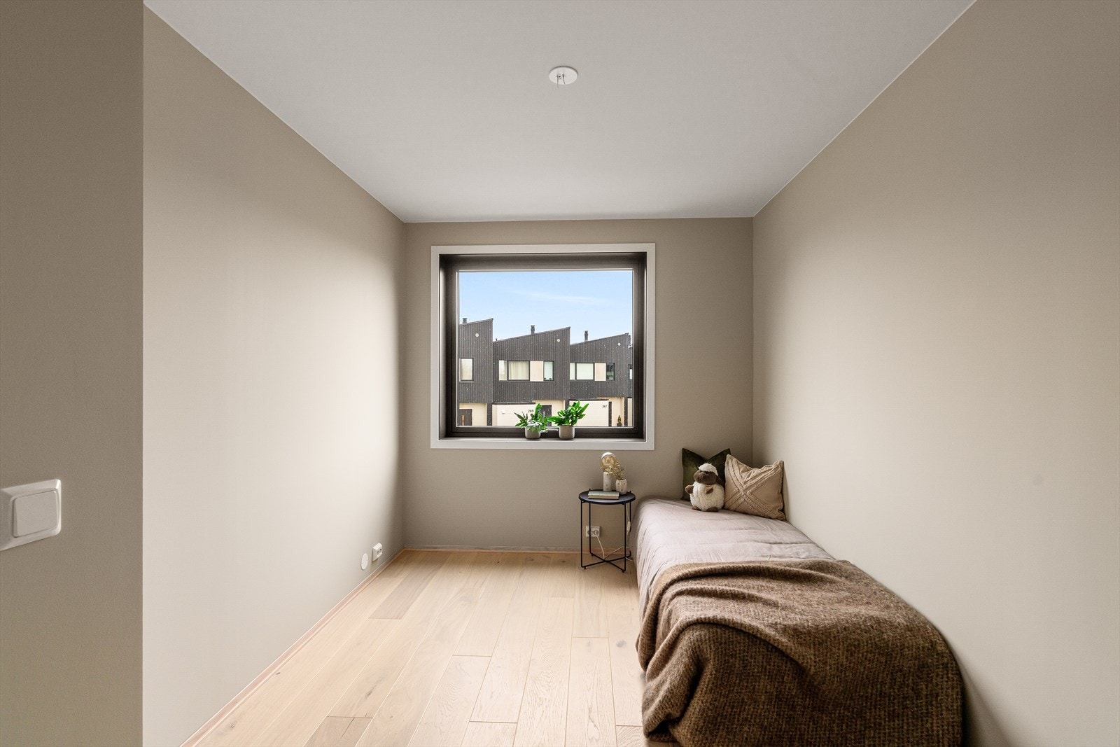 Lyst og innbydende rom med stort vindu som gir godt lysinnslipp, perfekt for et koselig lesehjørne eller avslapning. Galleribilde