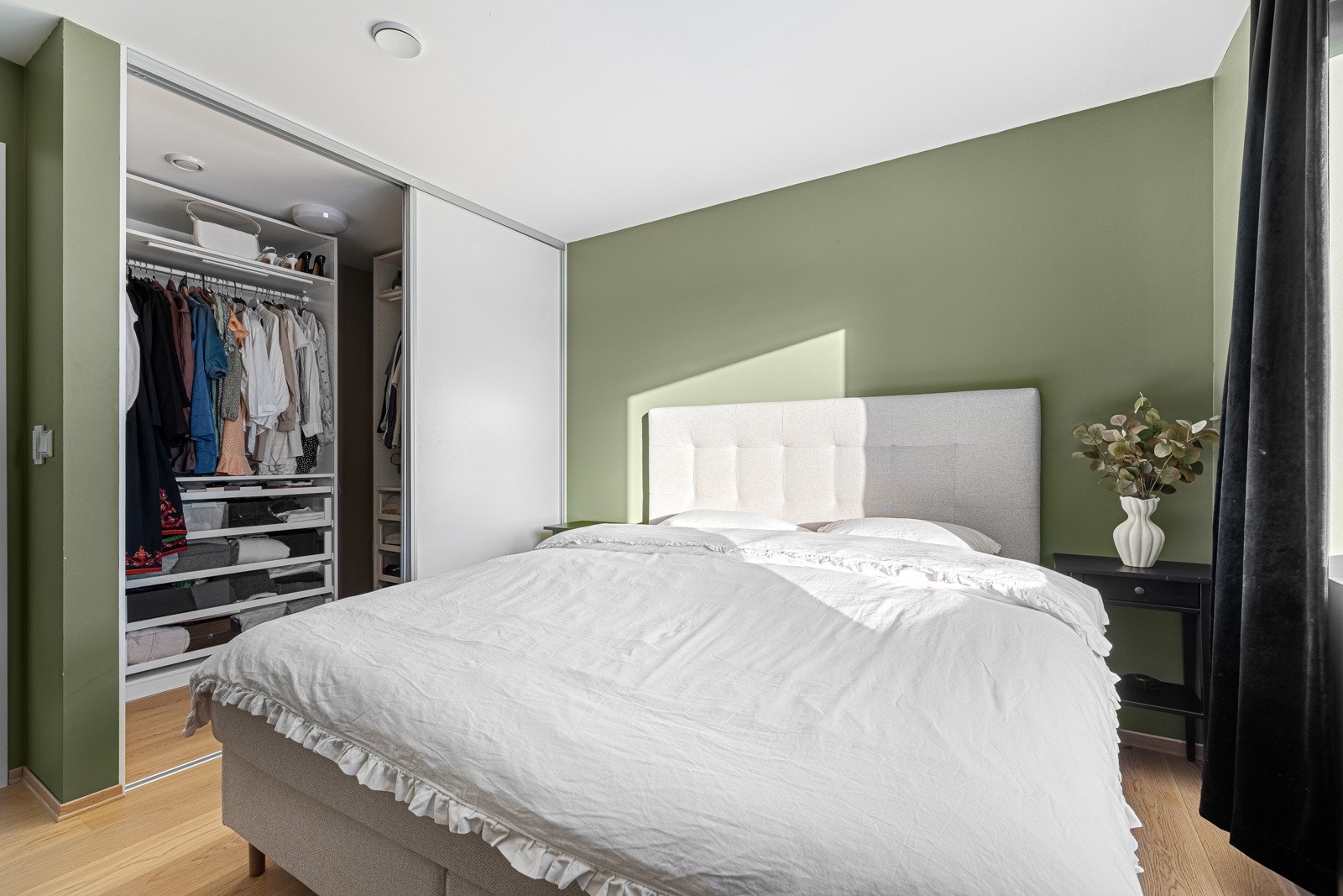 Det er også tilkomst til en romslig og praktisk garderobe fra soverommet. Galleribilde