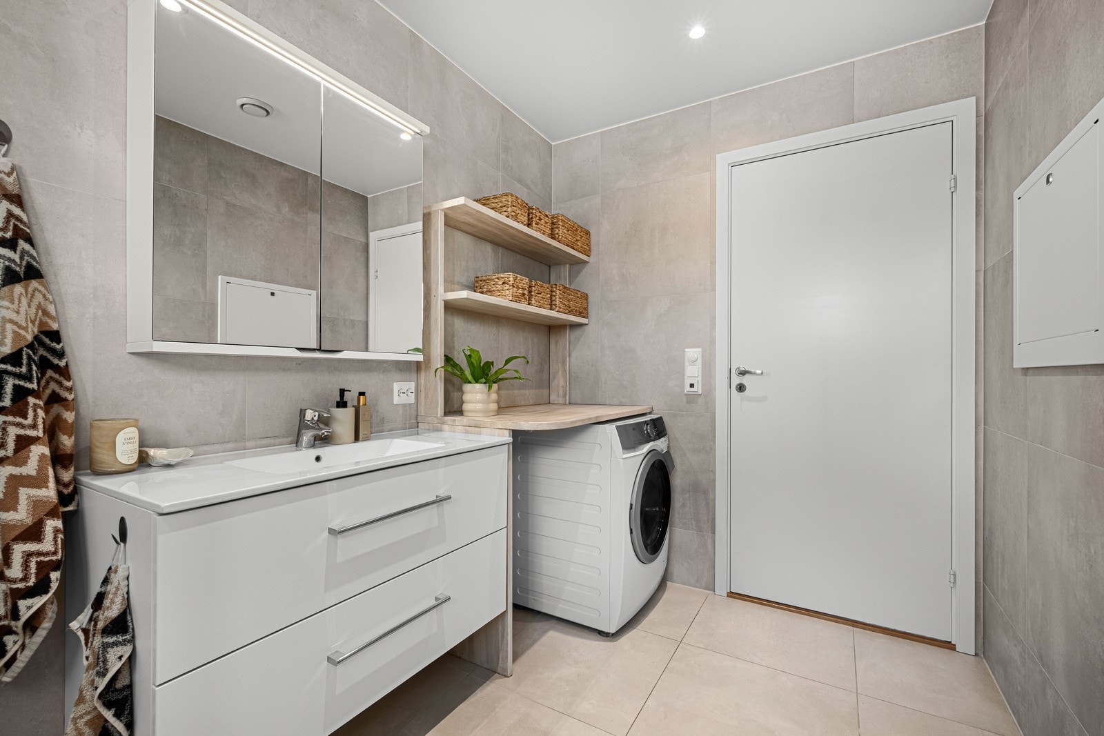 Her har du alt du trenger for en god start på dagen, samt opplegg til vaskemaskin. Galleribilde