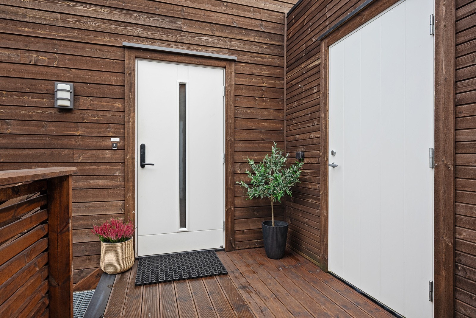 Leiligheteb ligger i 2. etasje. Ved inngangspartiet er det også tilkomst til en praktisk bod. Galleribilde