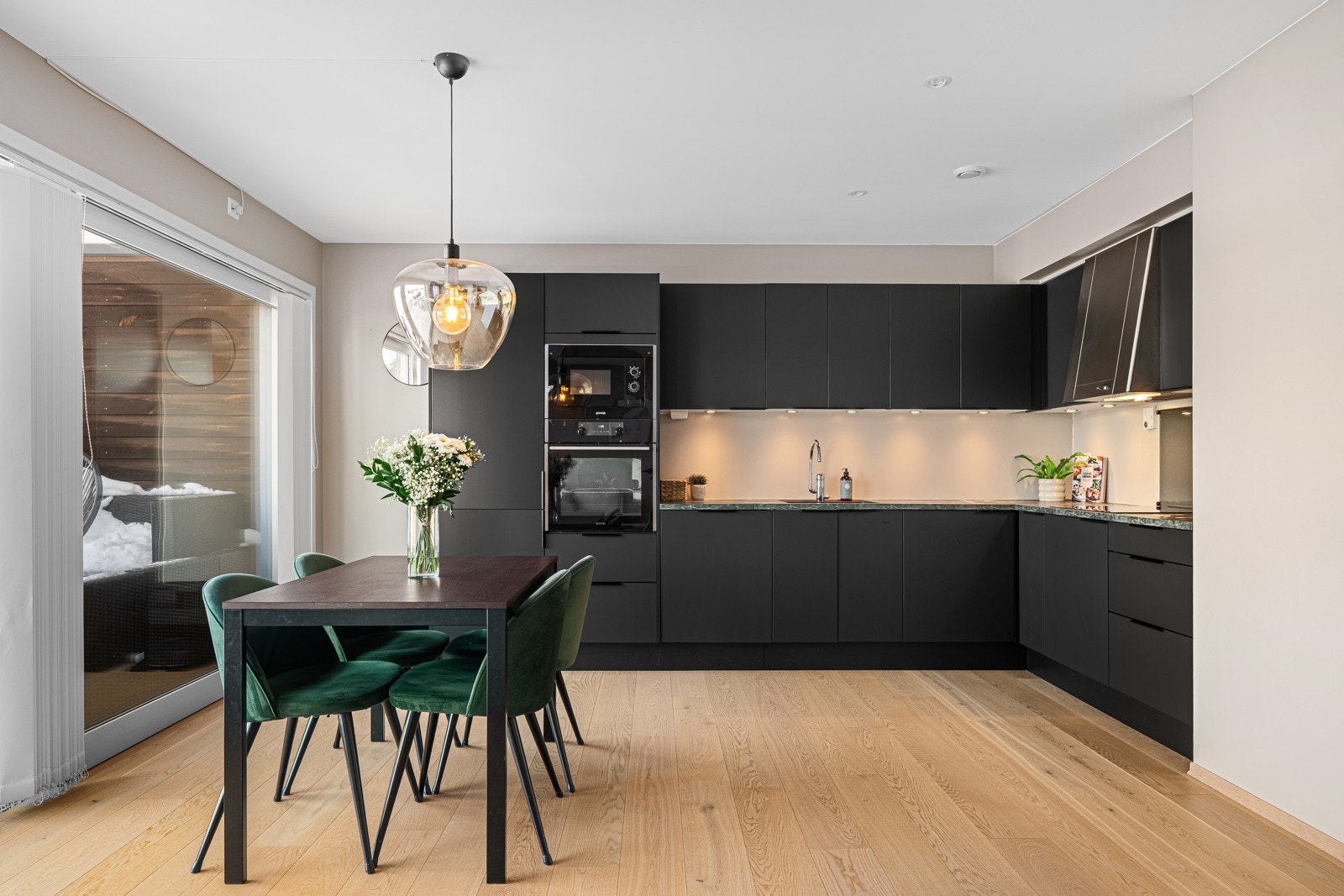 Det er laminat på gulvet og veggene er malt i lyse, behagelige fargetoner. Galleribilde