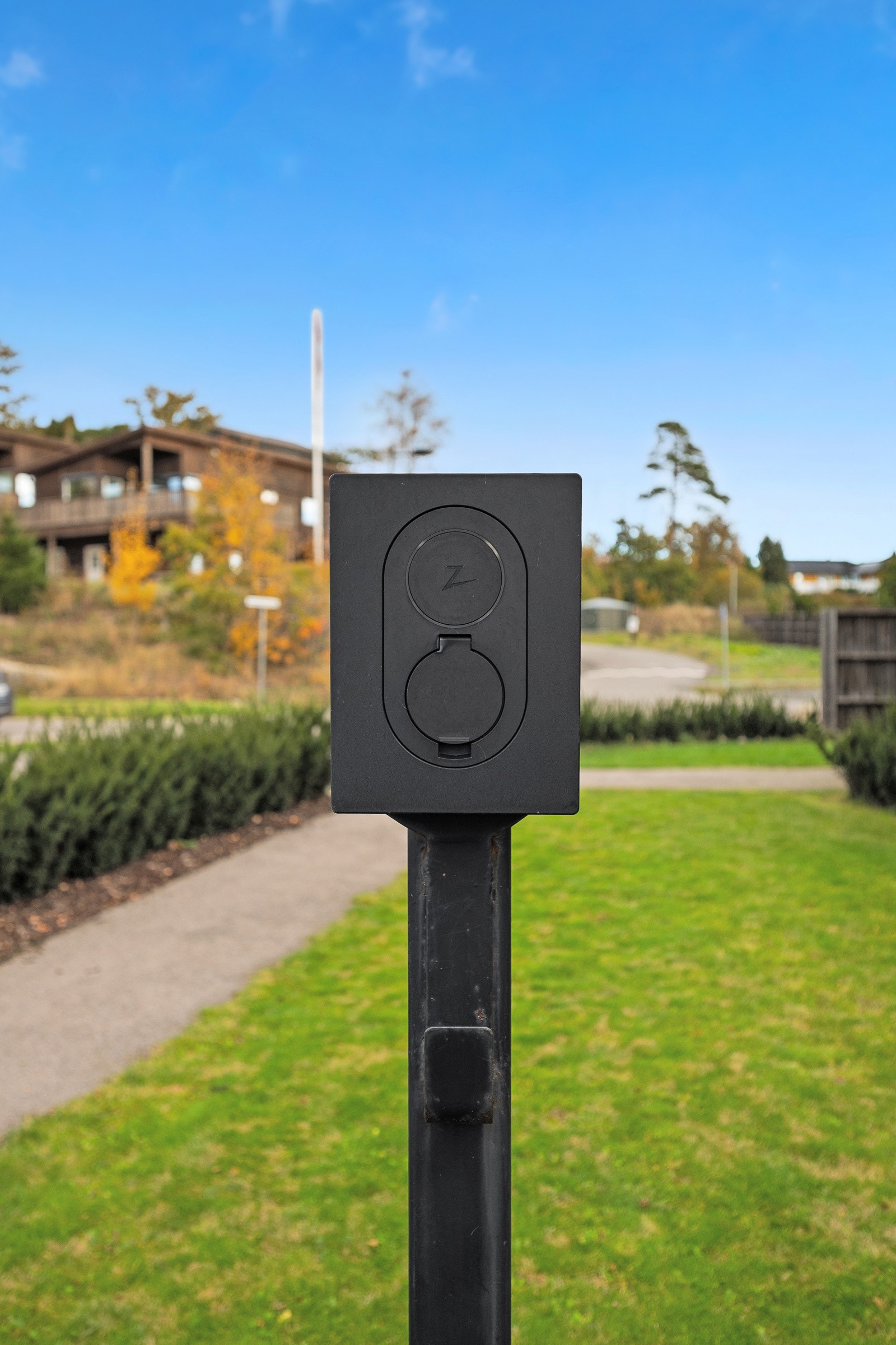 Det medfølger biloppstillingsplass til leiligheten hvor det er montert lader for elbil. Galleribilde