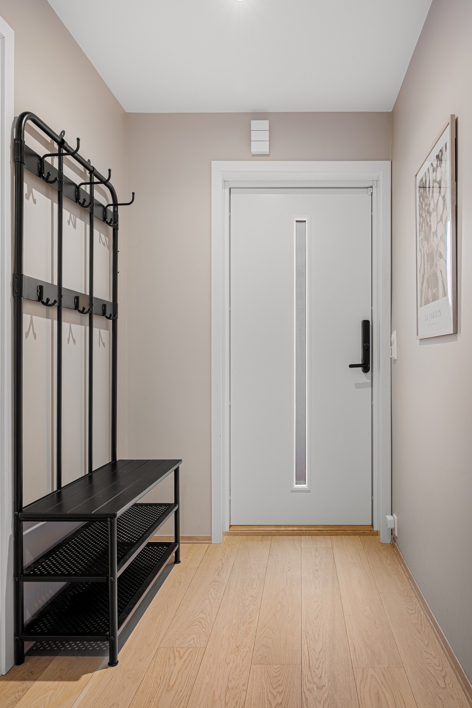 Fra inngangsdøren kommer du inn i en trivelig entré med plass til å sette fra seg sko og yttertøy. Galleribilde