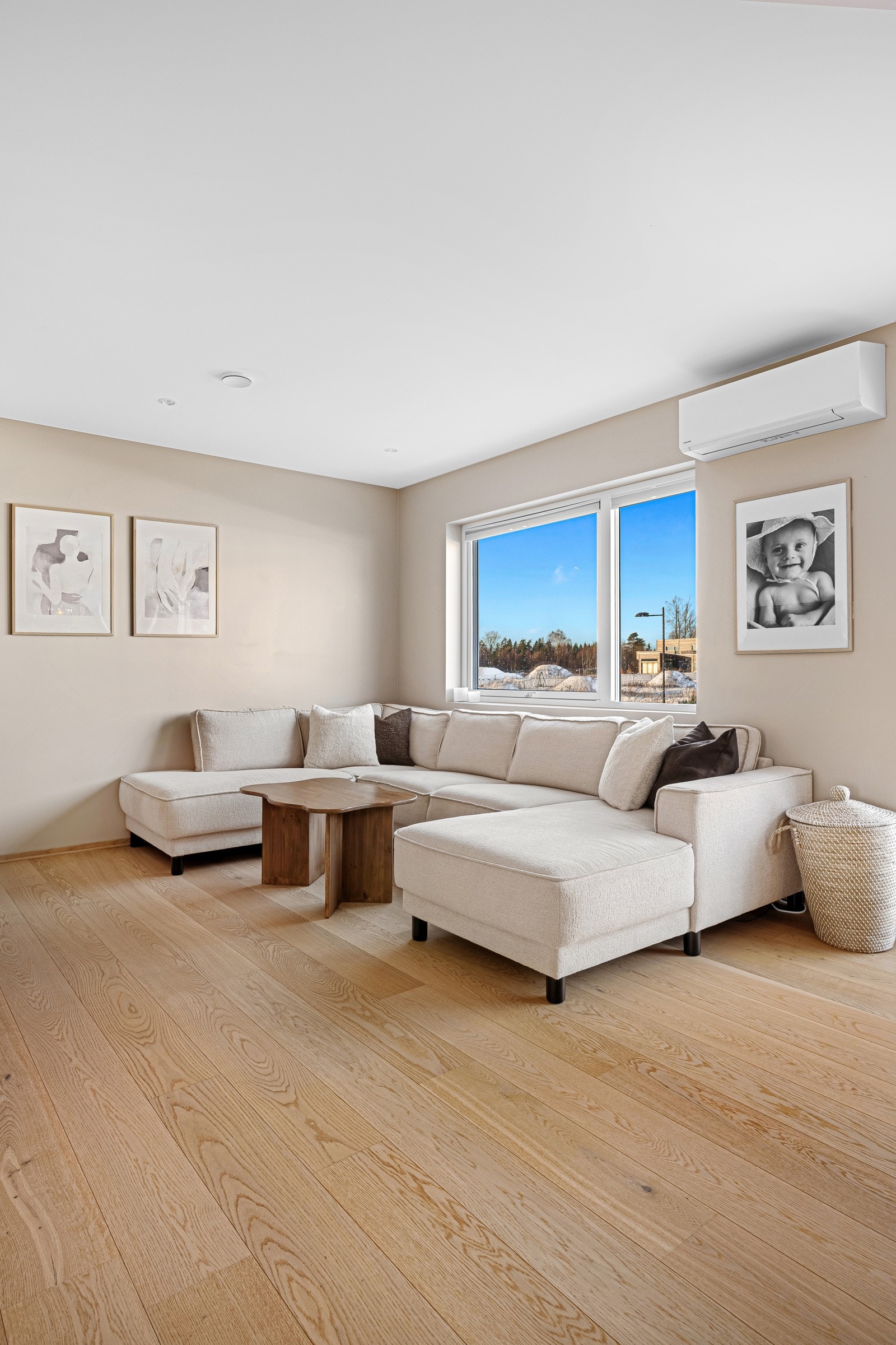 Stua og kjøkkenet ligger i åpen løsning. Store vindusflater gir rikelig med naturlig lys. Galleribilde