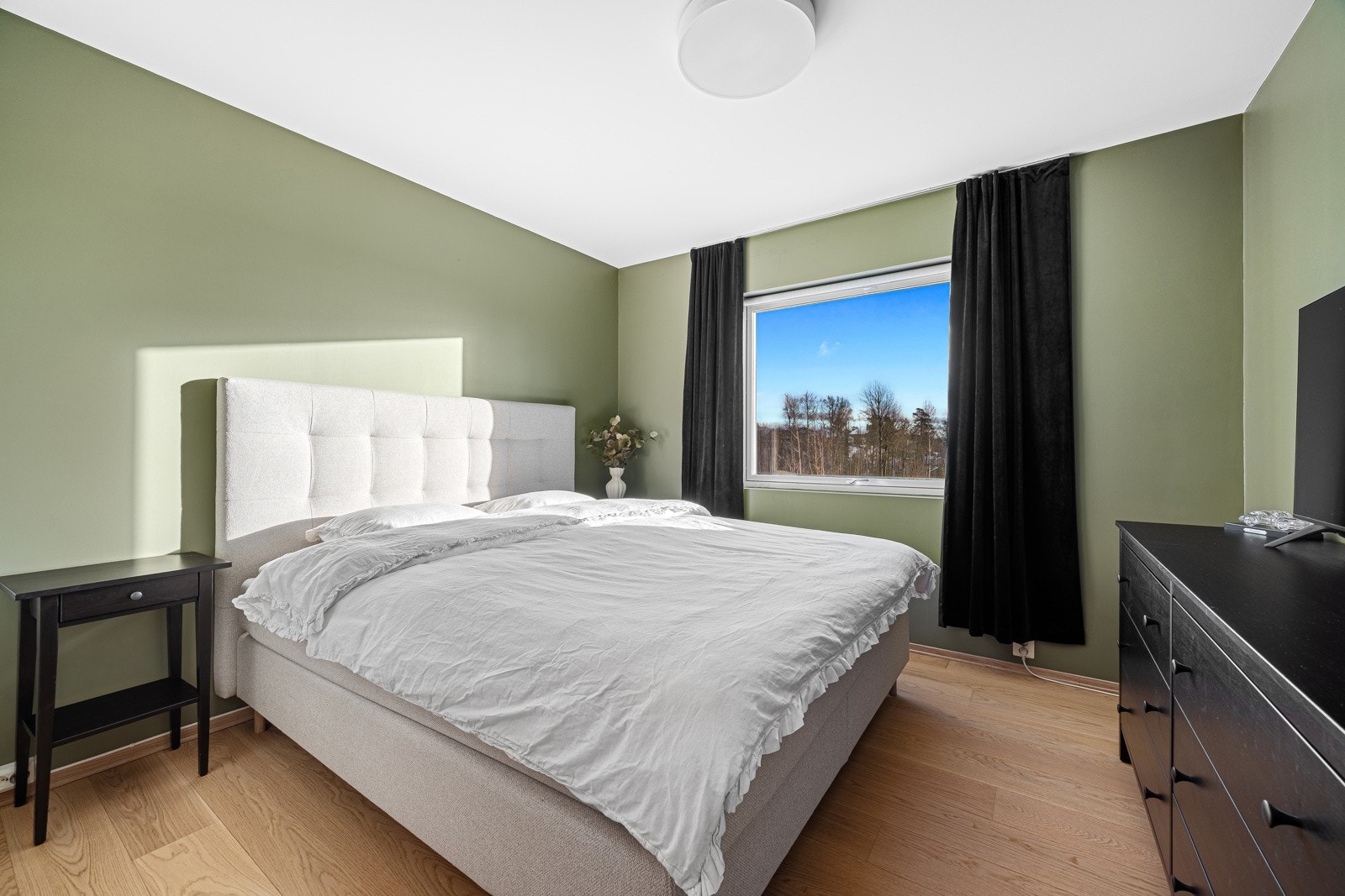 Stort hovedsoverom med god plass til dobbeltseng og tilhørende nattbord. Galleribilde