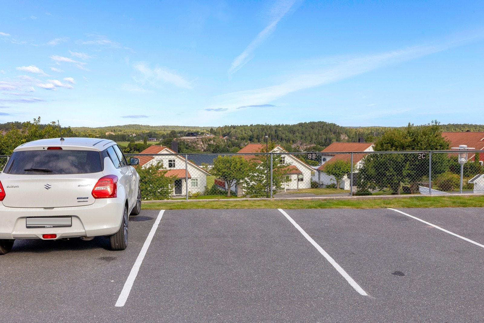 Det medfølger p-plass + felles gjeste parkering. Galleribilde