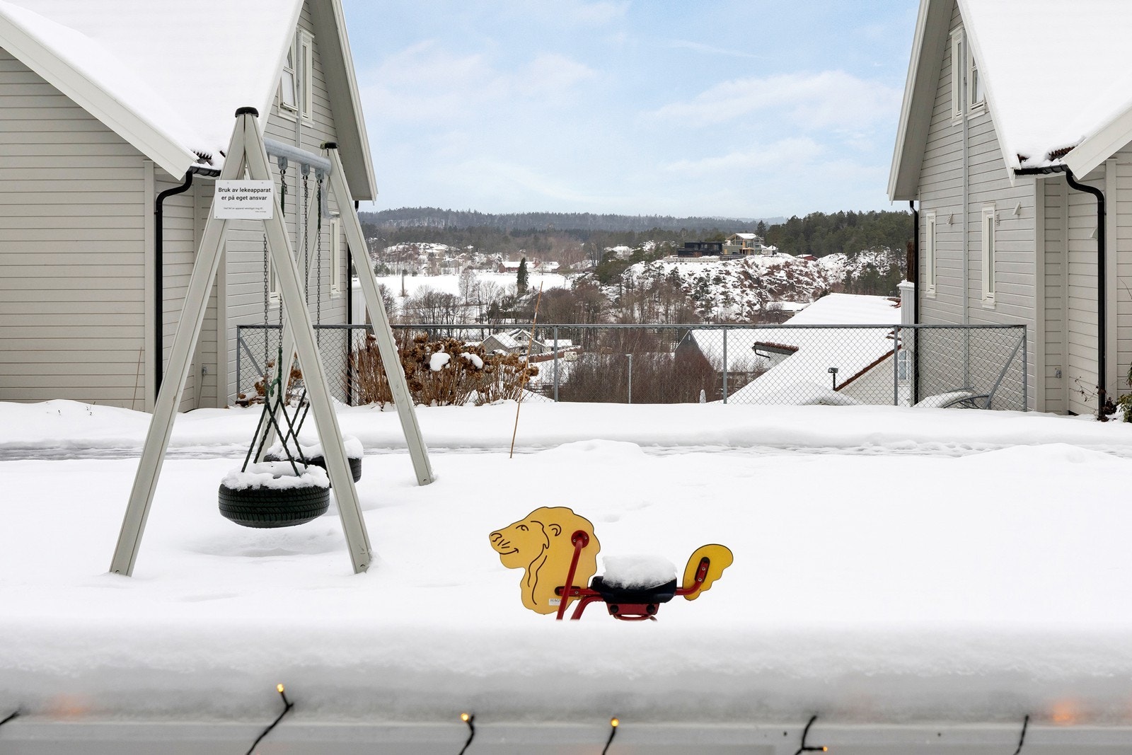 På terrassen er det ettermiddag og kveldsol og et hyggelig utsyn. Galleribilde