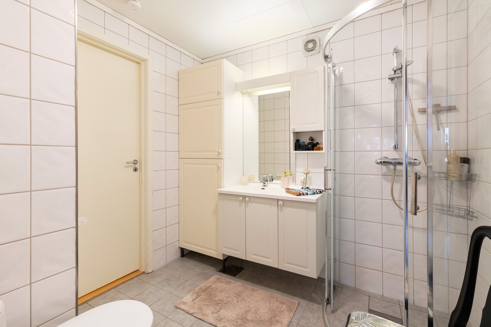 Adkomst til vaskerom fra badet. Galleribilde