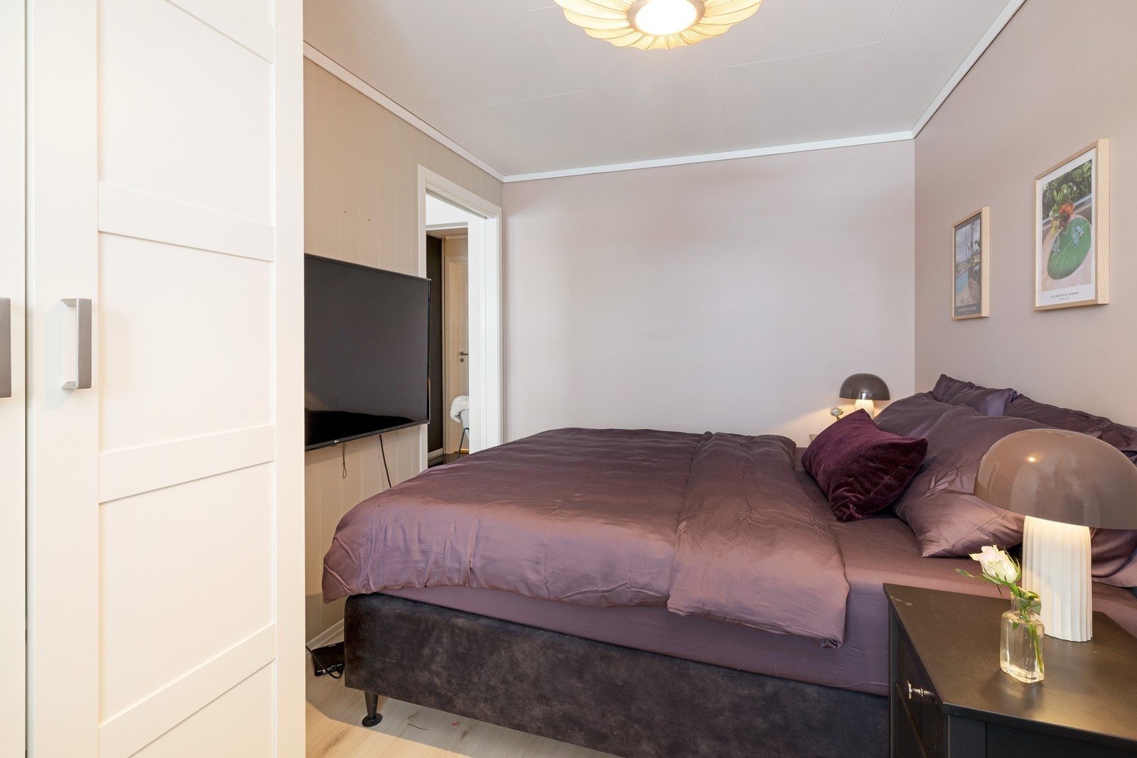 Garderobeskap på soverom. Galleribilde