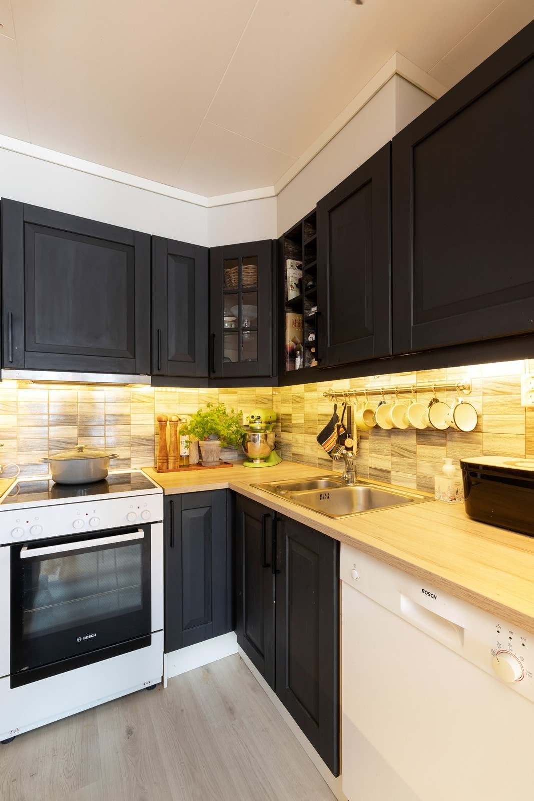 Godt med skap og benkeplass. Galleribilde