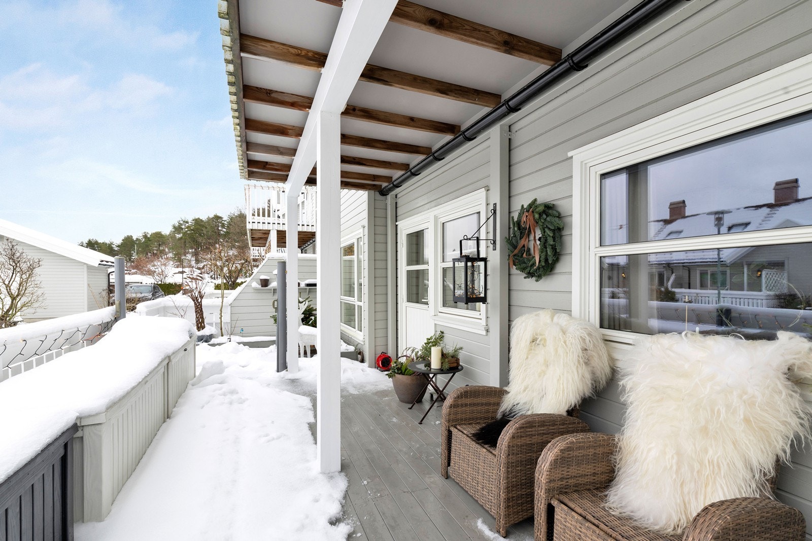 Her har man mange gode soltimer frem til solnedgang på sommerstid. Galleribilde