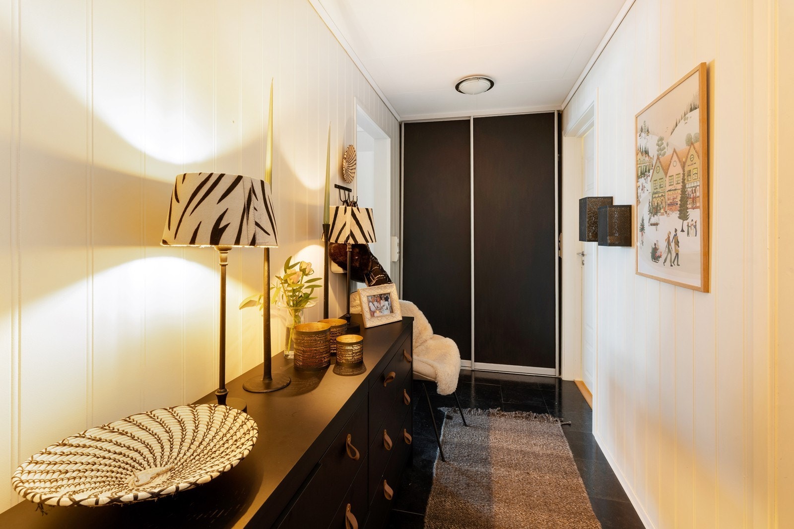 Garderobeskap i gangen. Gra gangen er det adkomst til badet. Galleribilde