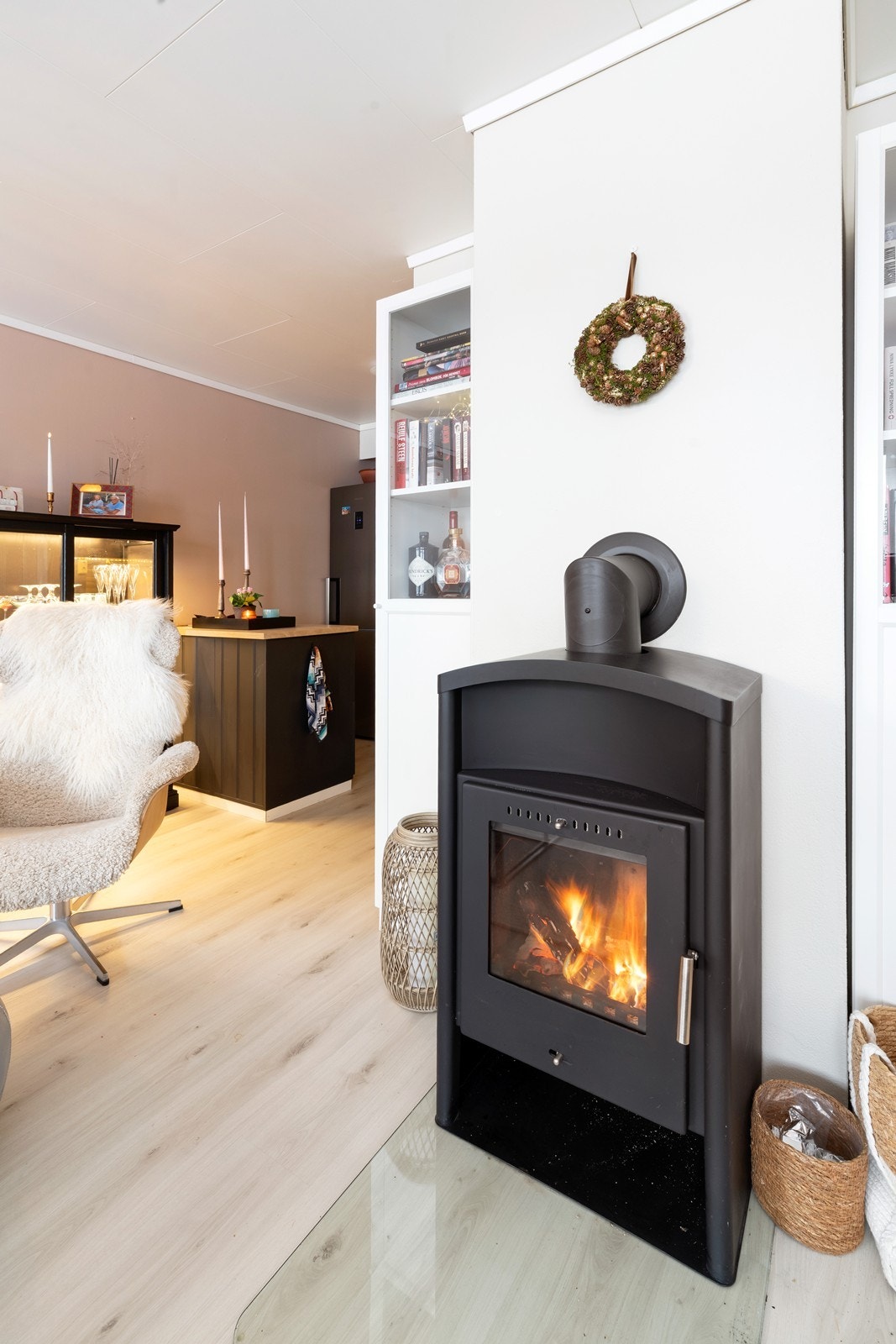 Vedovn fint plassert i rommet gir hygge og varme. Galleribilde