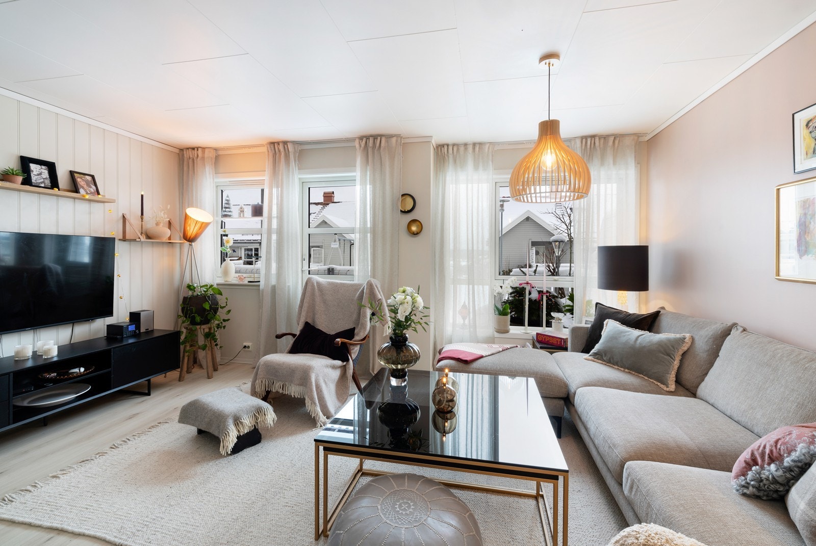 Utgang til terrasse fra stuen. Galleribilde