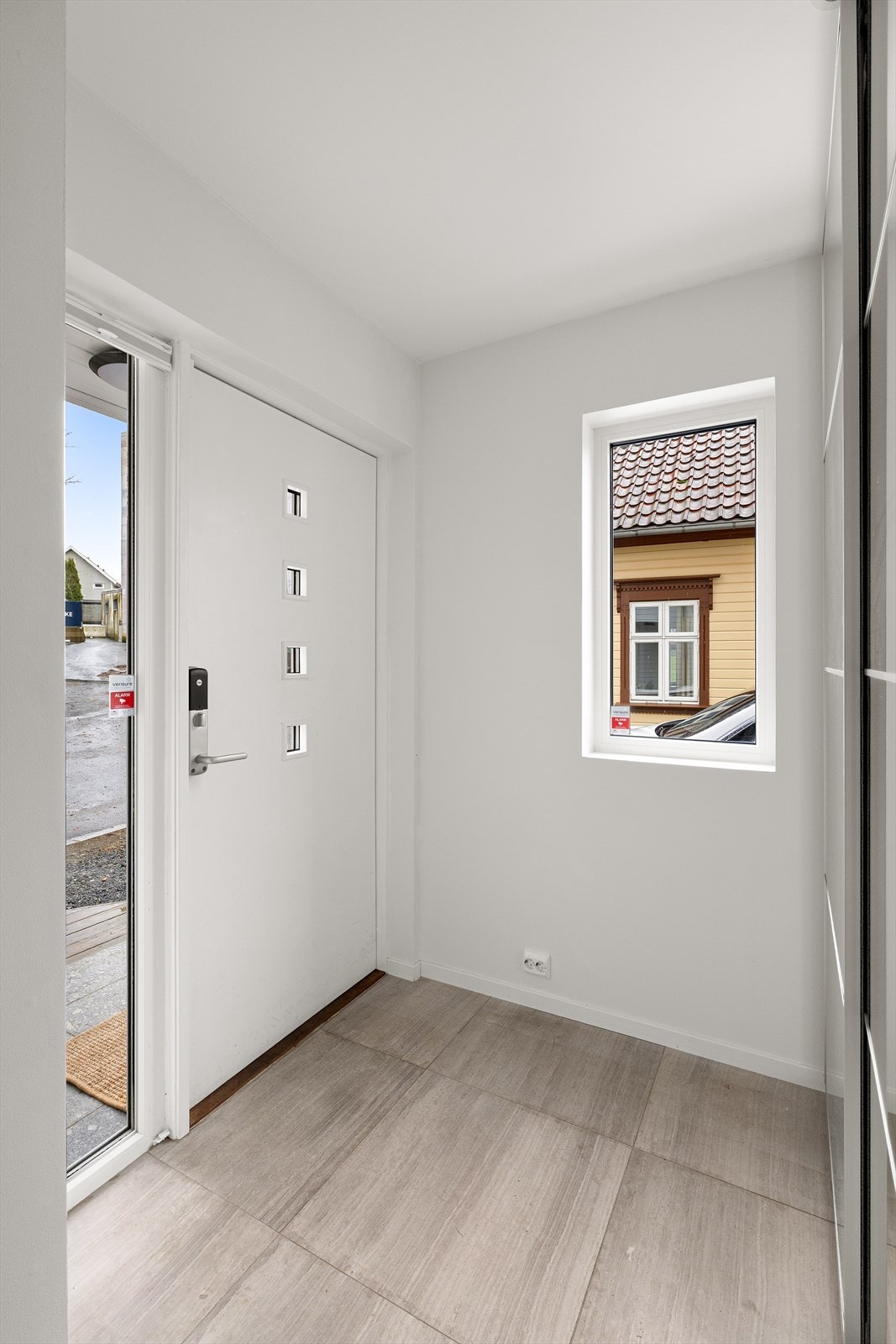 Lys og moderne entré med stilrent design. Galleribilde