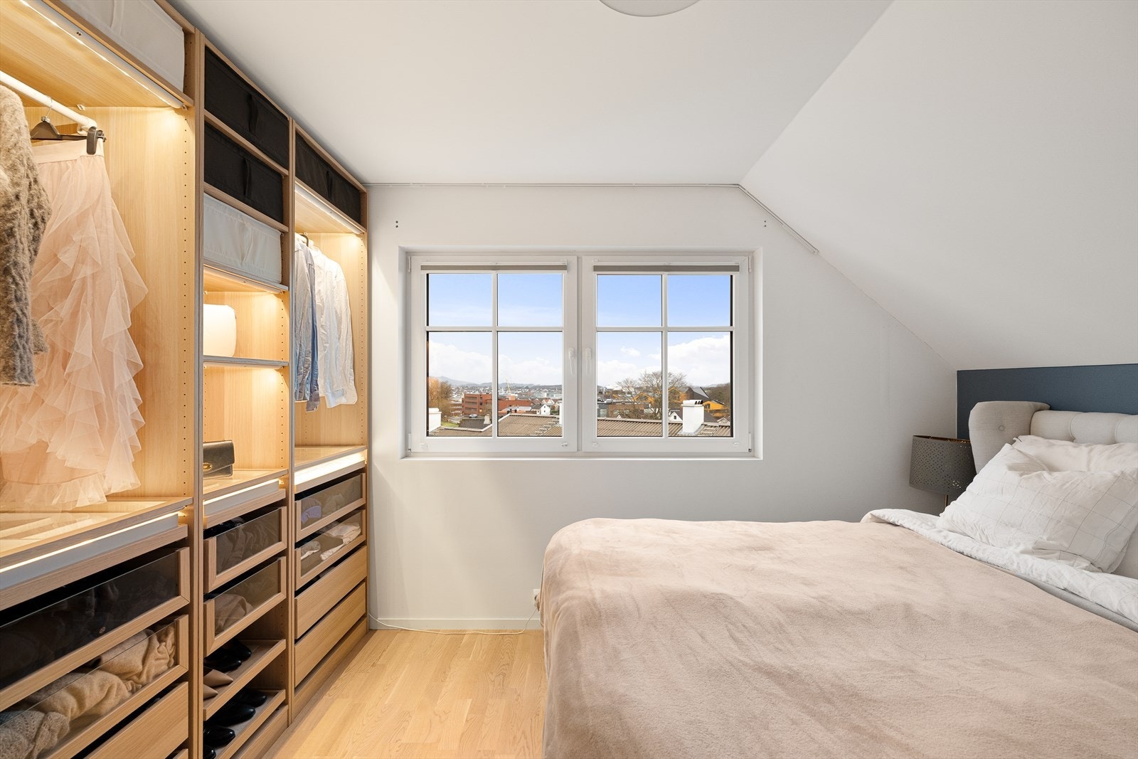 Romslig hovedsoverom med flott garderobeløsning. Galleribilde