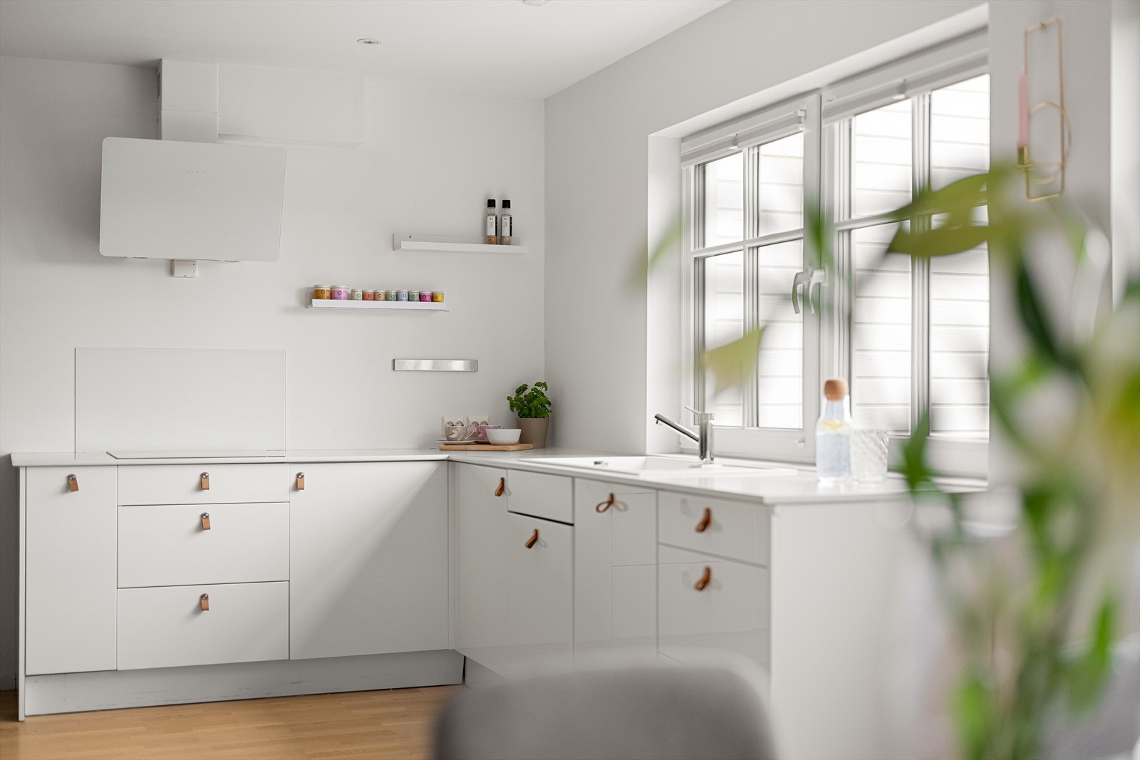 Lyst og moderne kjøkken med stilrene detaljer, store vinduer for naturlig lysinnslipp, perfekt for matlaging og sosiale sammenkomster. Galleribilde