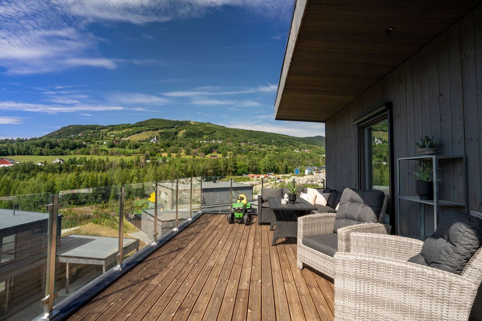 Dels overbygget terrasse, og med glassrekkverk som ikke hindrer for utsikten. Galleribilde