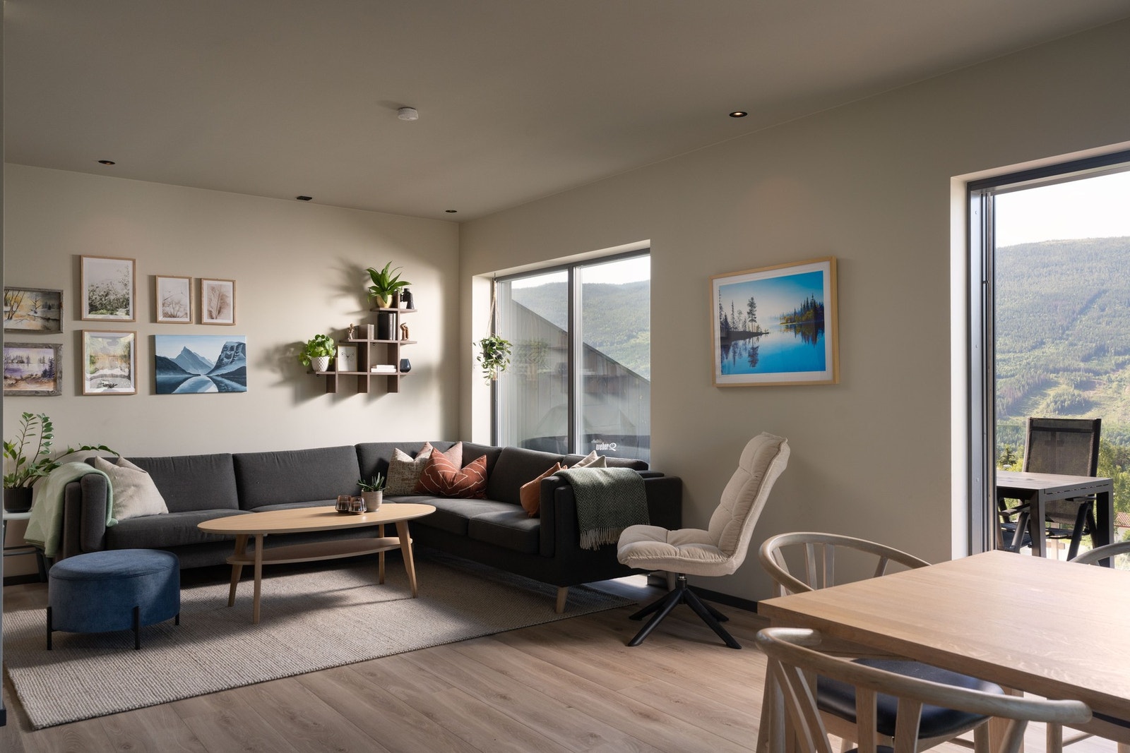 Glatte og lyse overflater, samt laminat på gulv. Galleribilde