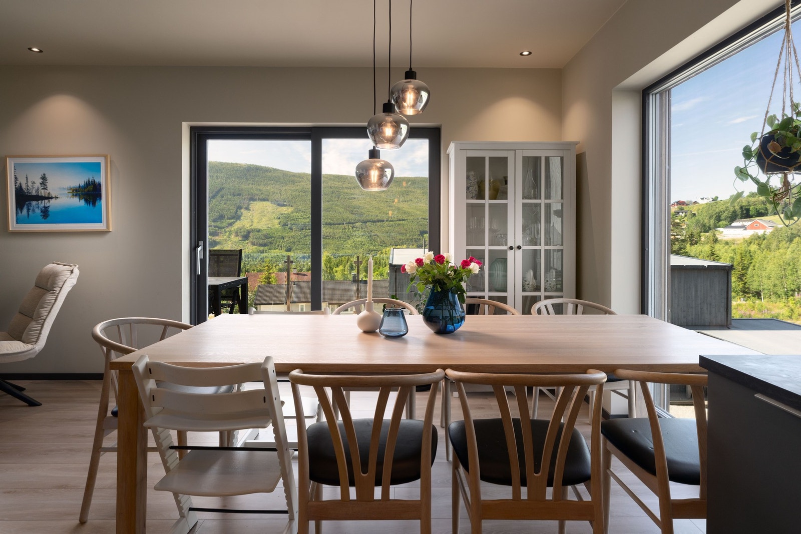 Store vindusflater som slipper inn godt med naturlig lys, og dør ut til terrasse. Galleribilde