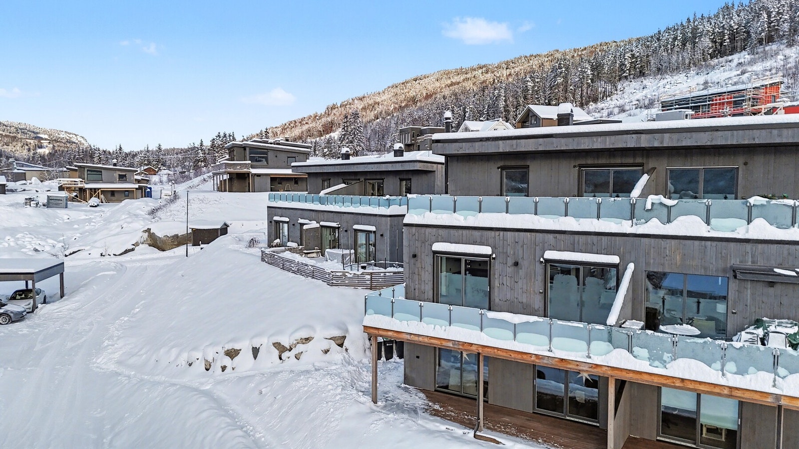 Eiendommen ligger i en nyere del av etablert boligfelt i Petterbråten, like nord for Gol sentrum. Galleribilde