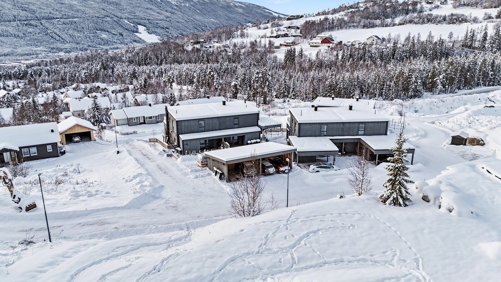 Fra eiendommen er det nydelig utsikt og svært gode solforhold. Galleribilde