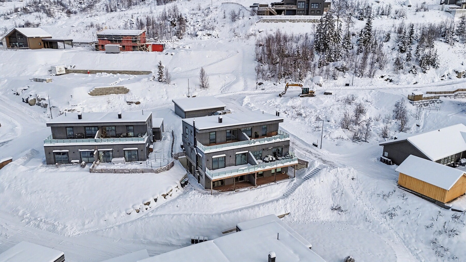 Den aktuelle leiligheten ligger i 2. og 3. etasje i et 4-manns boligbygg over tre etasjer. Galleribilde
