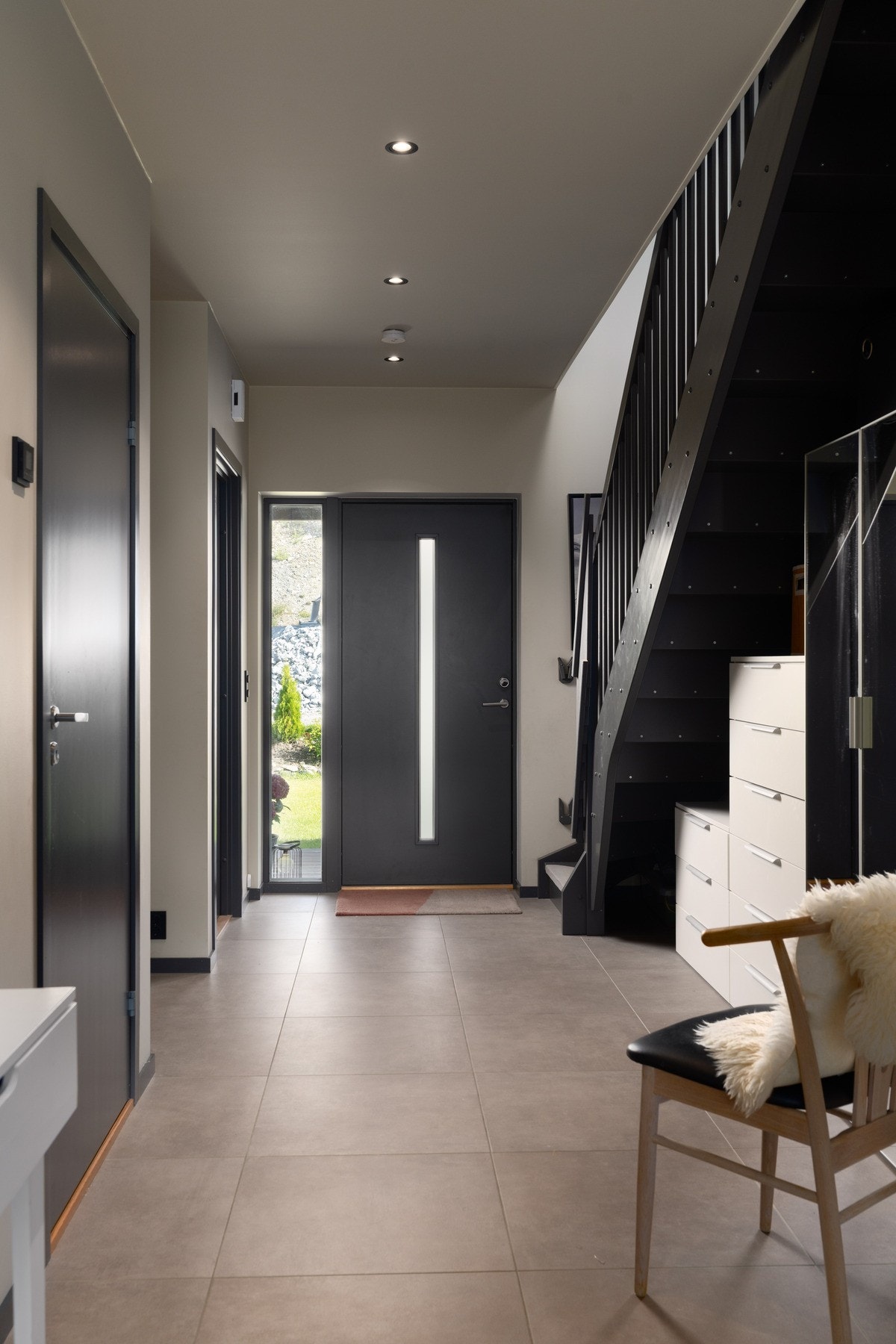 Velkommen inn! Entré med praktiske fliser på gulv, og plass for å henge fra seg yttertøyet. Foto: Uthus Photography v/Pål Harald Uthus. Galleribilde