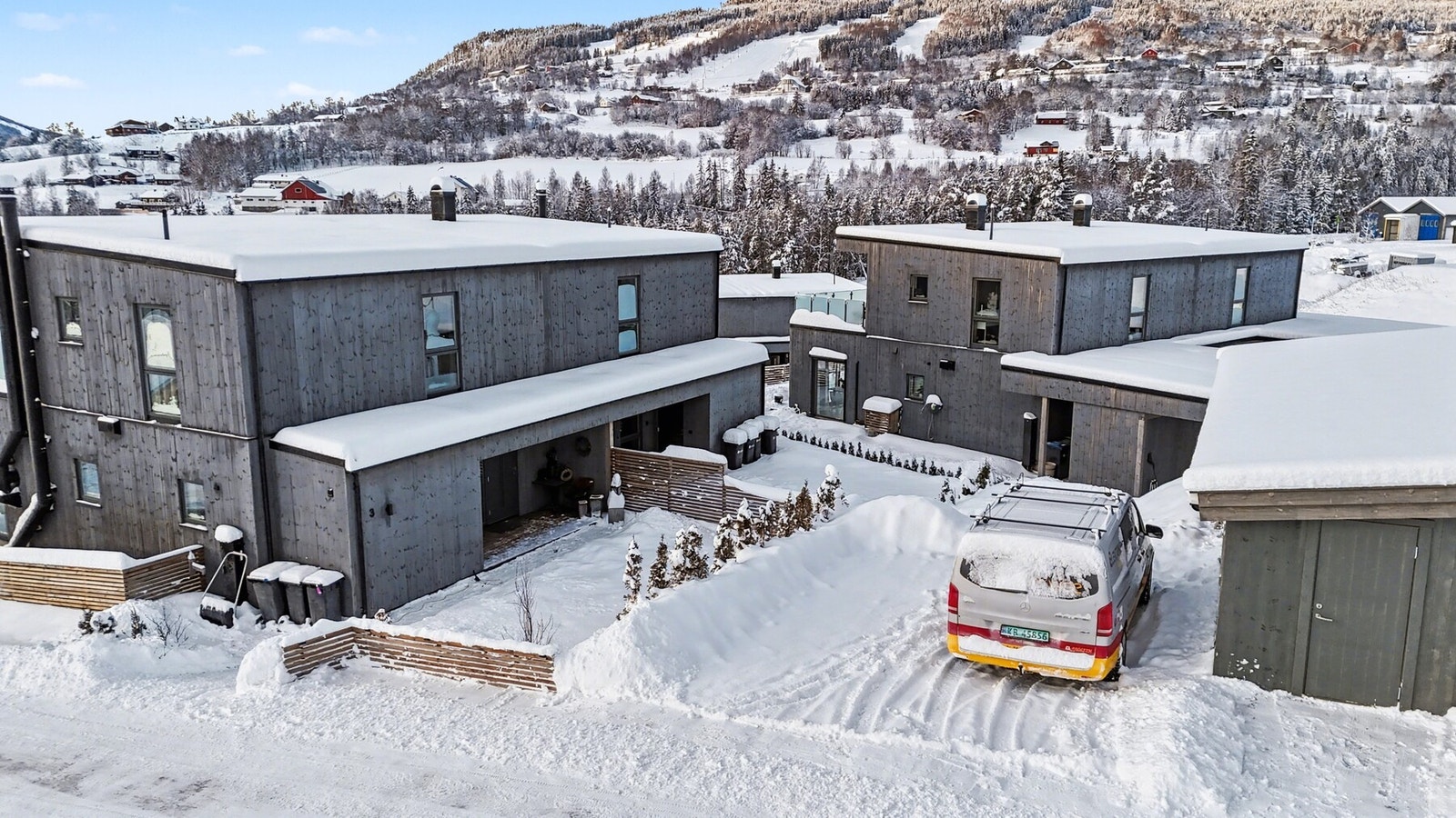 Boligen ligger i kort avstand til fine turområder sommer som vinter. Galleribilde