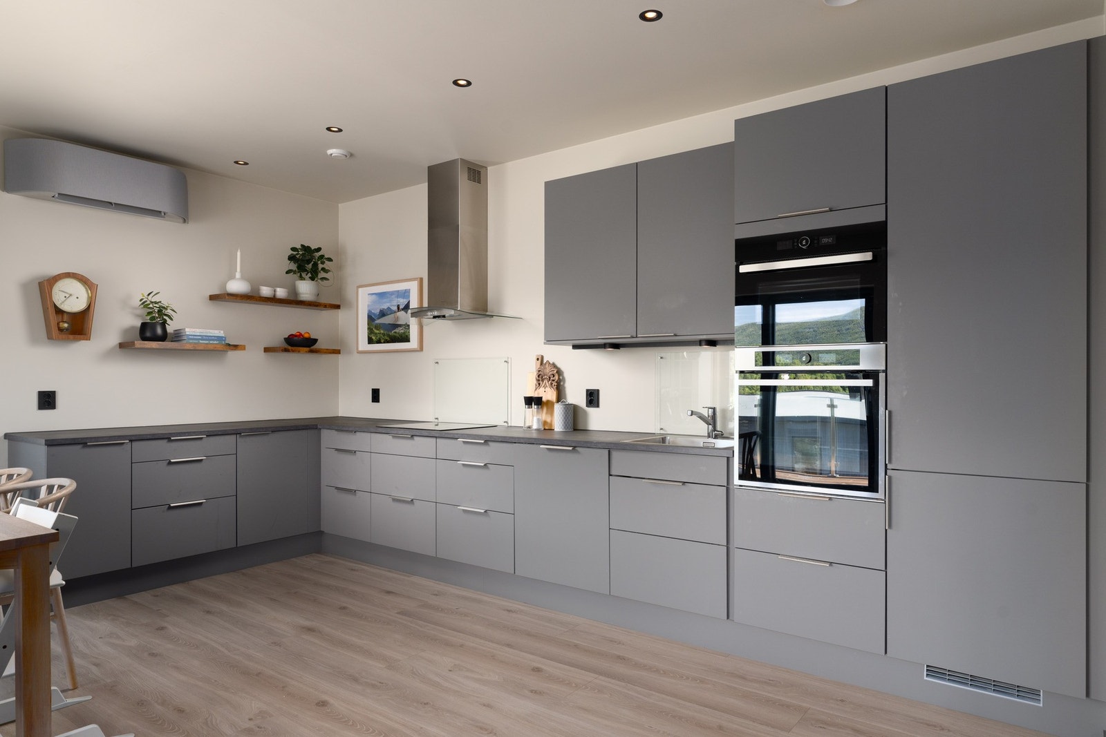 Kjøkkeninnredning med mye benk- og skapplass. Galleribilde