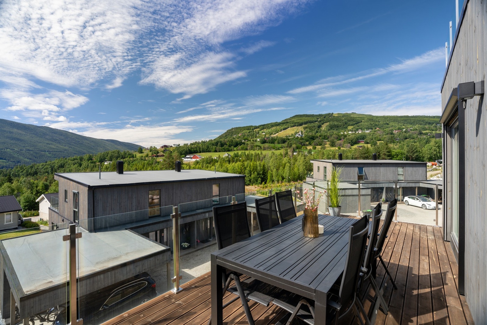 Terrasse utenfor stue i andreetasjen. Galleribilde