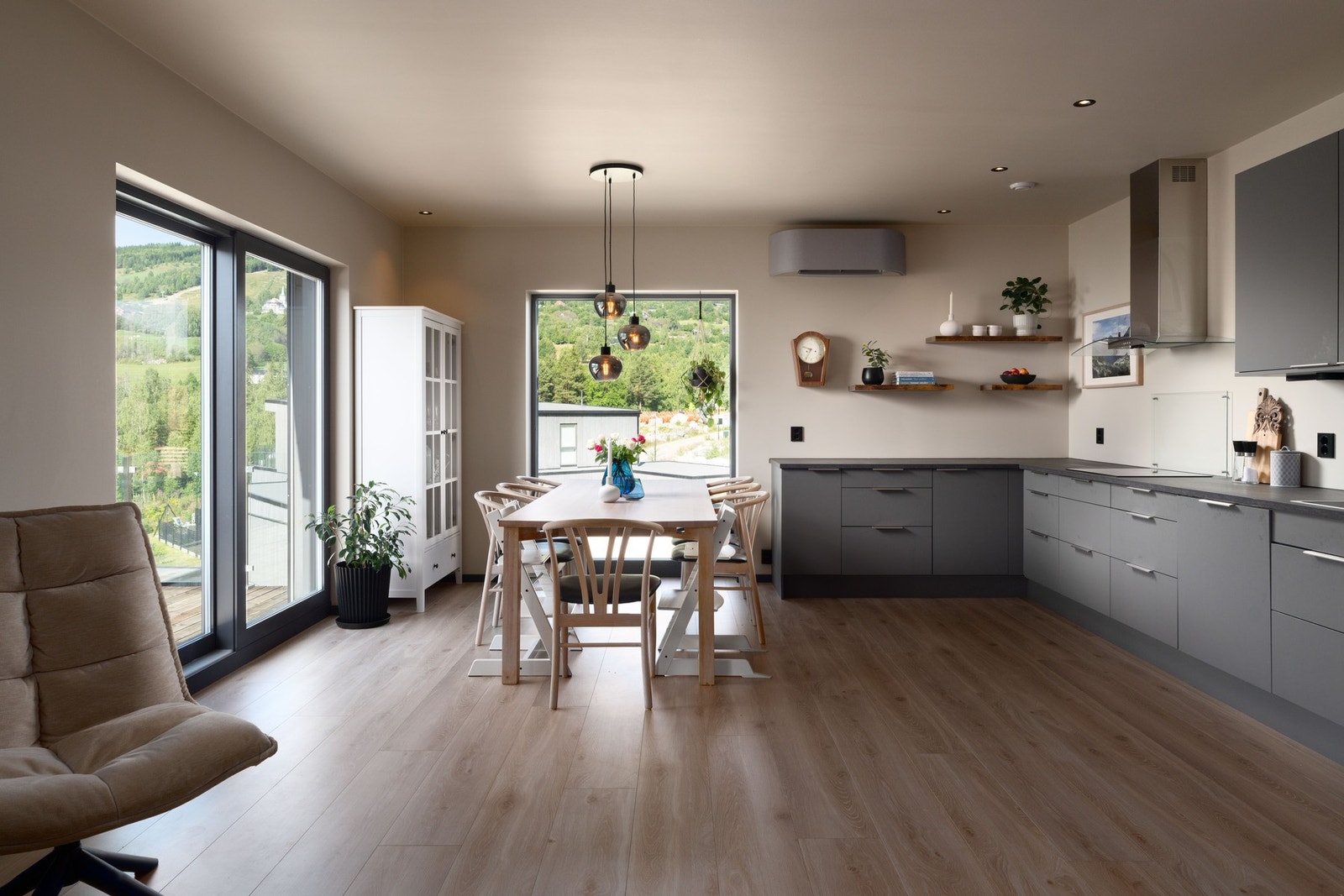 Slette fronter og laminat benkeplate med nedfelt oppvaskkum. Galleribilde